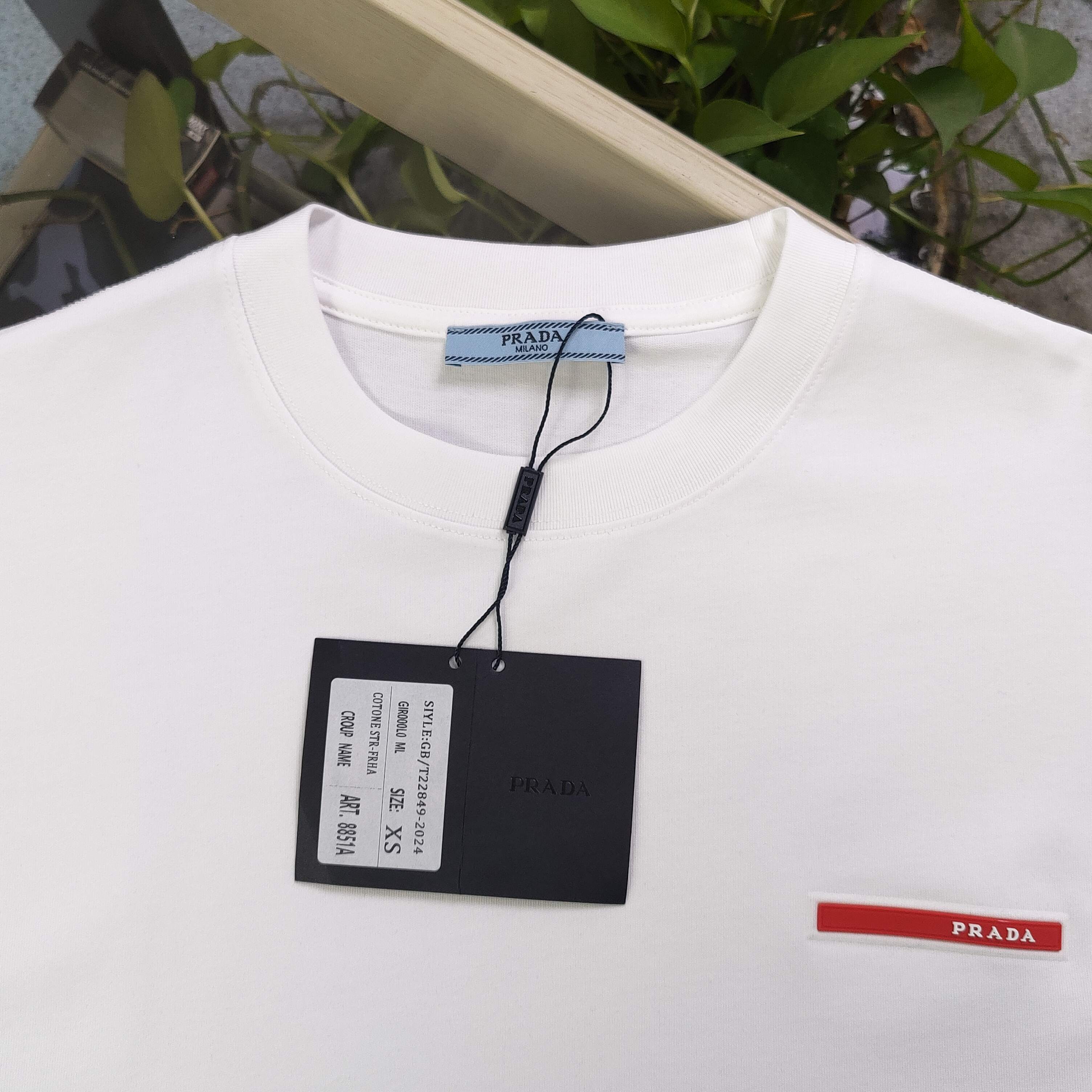 💰85
【款号：Cx8851A】高版本
2025春季新款PRADA普拉达皮标字母图案logo休闲情侣宽松短袖T恤，独一无二的活性环保面料染色，32支双纱精梳纯棉爽滑手感，纯棉不起球不起毛，面料采用270克重的纯棉双纱爽滑面料，质量保证、原厂面料、定制定染，欢迎对比质量，男女同款！
颜色：白色 黑色
尺码：XS-L 
    衣长 胸围 袖长 肩宽
XS   70   110   18.5   58.5
S    72   114    19     60
M    74   118   19.5   61.5
L    76   122    20    63