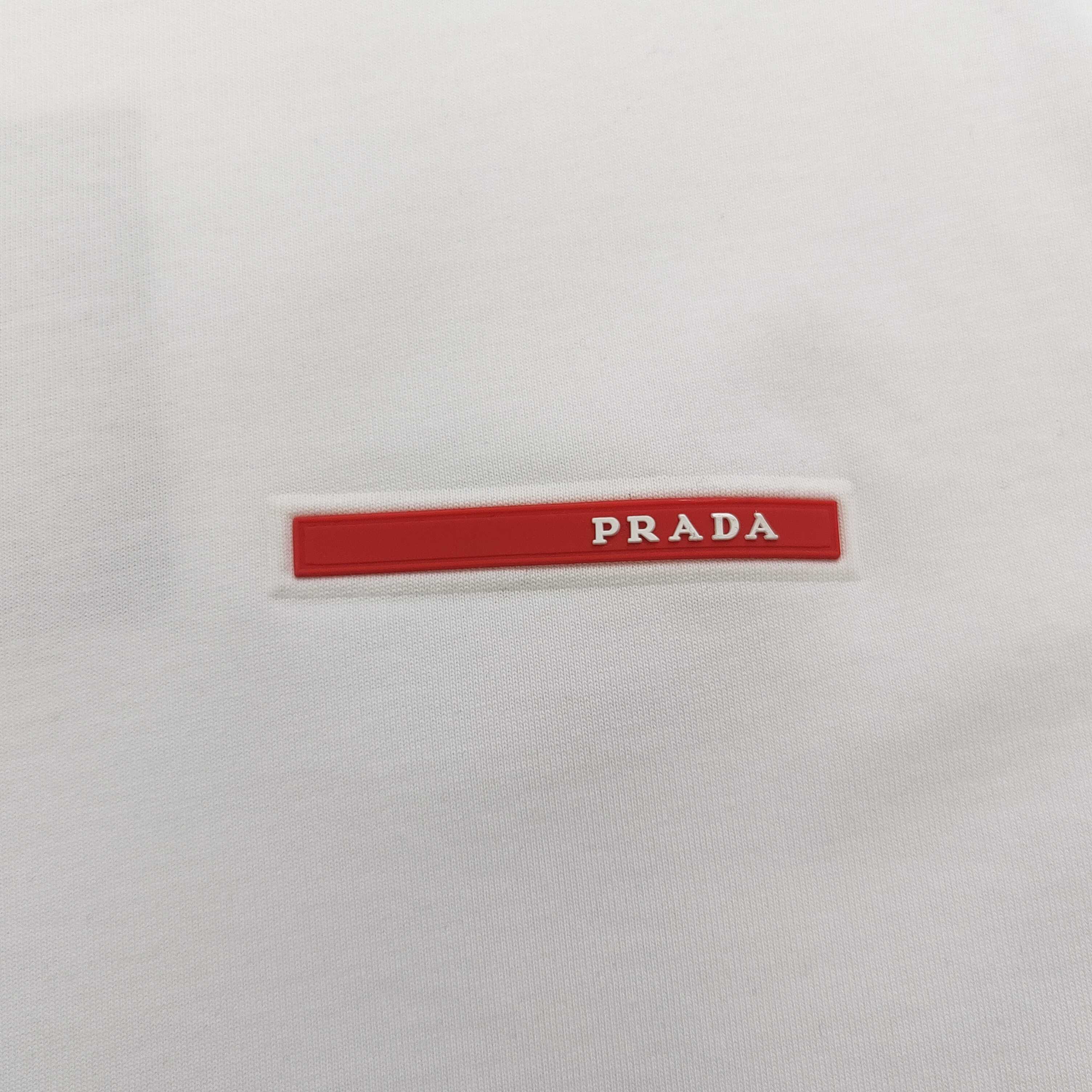 💰85
【款号：Cx8851A】高版本
2025春季新款PRADA普拉达皮标字母图案logo休闲情侣宽松短袖T恤，独一无二的活性环保面料染色，32支双纱精梳纯棉爽滑手感，纯棉不起球不起毛，面料采用270克重的纯棉双纱爽滑面料，质量保证、原厂面料、定制定染，欢迎对比质量，男女同款！
颜色：白色 黑色
尺码：XS-L 
    衣长 胸围 袖长 肩宽
XS   70   110   18.5   58.5
S    72   114    19     60
M    74   118   19.5   61.5
L    76   122    20    63