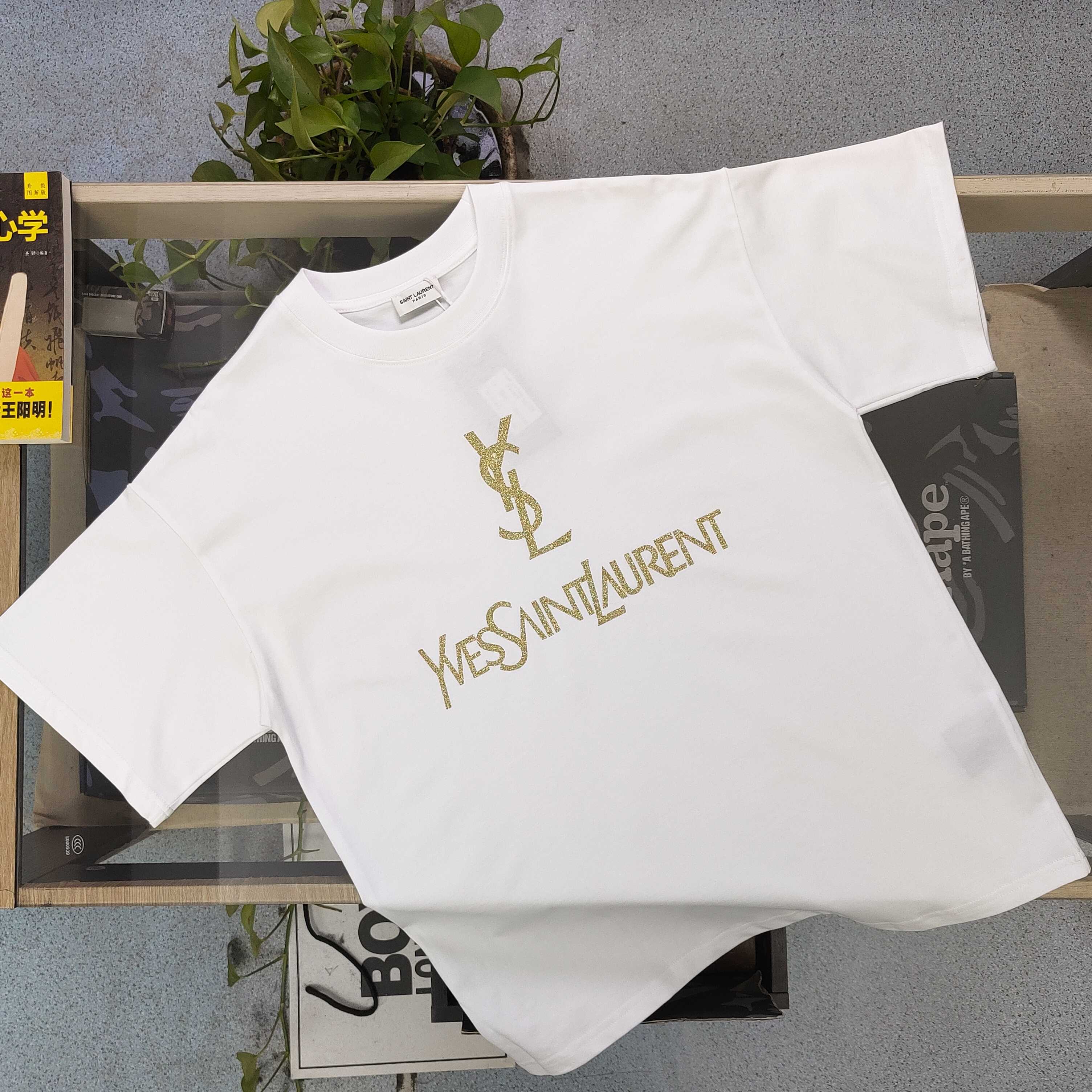 💰85
【款号:CXs806】高版本
2024新款Yves Saint Laurent 圣罗兰YSL烫金字母logo图案印花休闲情侣宽松短袖T恤,独一无二的活性环保面料染色,32支双纱精梳纯棉爽滑手感,纯棉不起球不起毛,面料采用270克重的纯棉双纱爽滑面料,质量保证、原厂面料、定制定染,欢迎对比质量,男女同款!
颜色:白色 黑色
尺码:XS-L
衣长 胸围 袖长 肩宽
XS 70 110 18.5 58.5
S 72 114 19 60
M 74 118 19.5 61.5
L 76 122 20 63