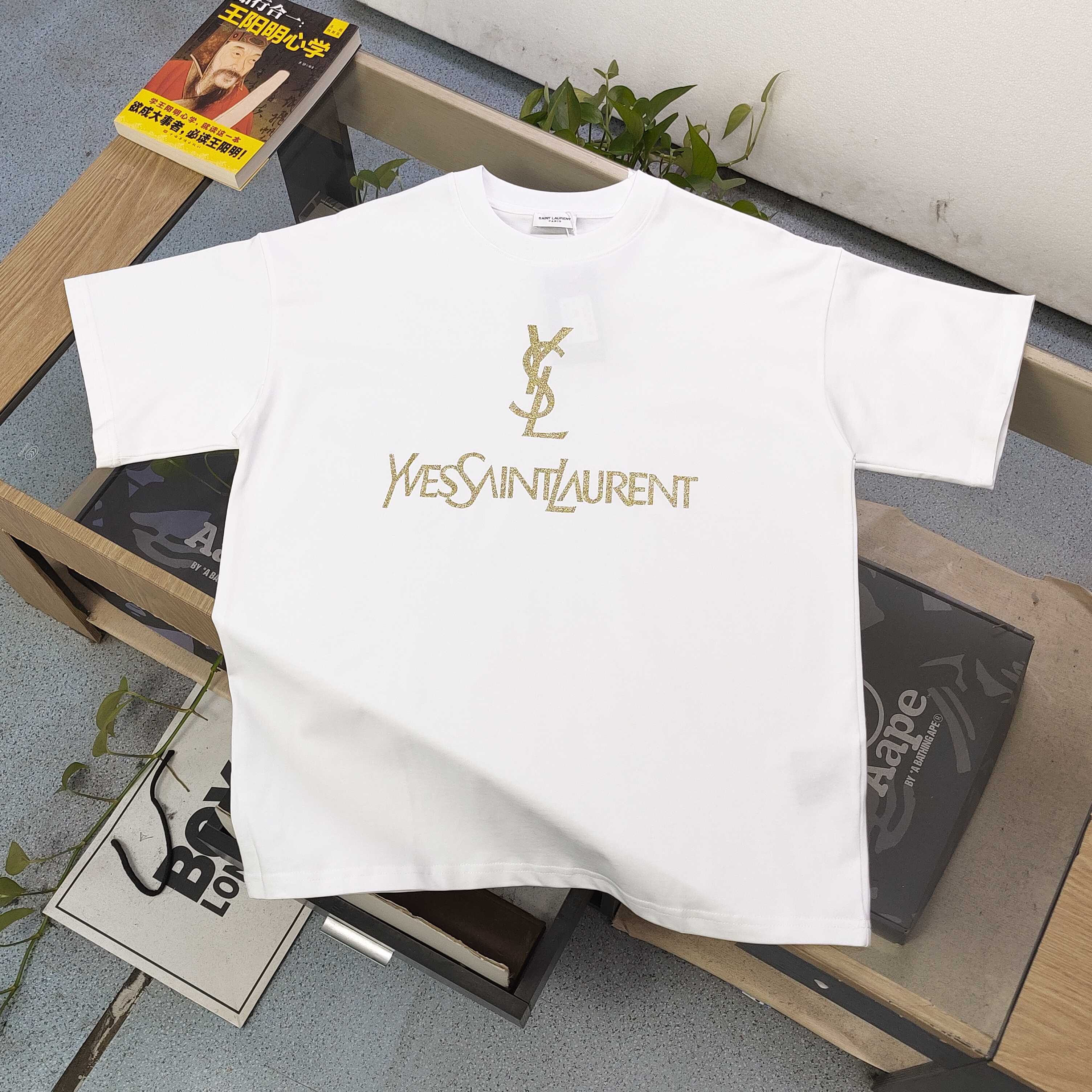 💰85
【款号:CXs806】高版本
2024新款Yves Saint Laurent 圣罗兰YSL烫金字母logo图案印花休闲情侣宽松短袖T恤,独一无二的活性环保面料染色,32支双纱精梳纯棉爽滑手感,纯棉不起球不起毛,面料采用270克重的纯棉双纱爽滑面料,质量保证、原厂面料、定制定染,欢迎对比质量,男女同款!
颜色:白色 黑色
尺码:XS-L
衣长 胸围 袖长 肩宽
XS 70 110 18.5 58.5
S 72 114 19 60
M 74 118 19.5 61.5
L 76 122 20 63