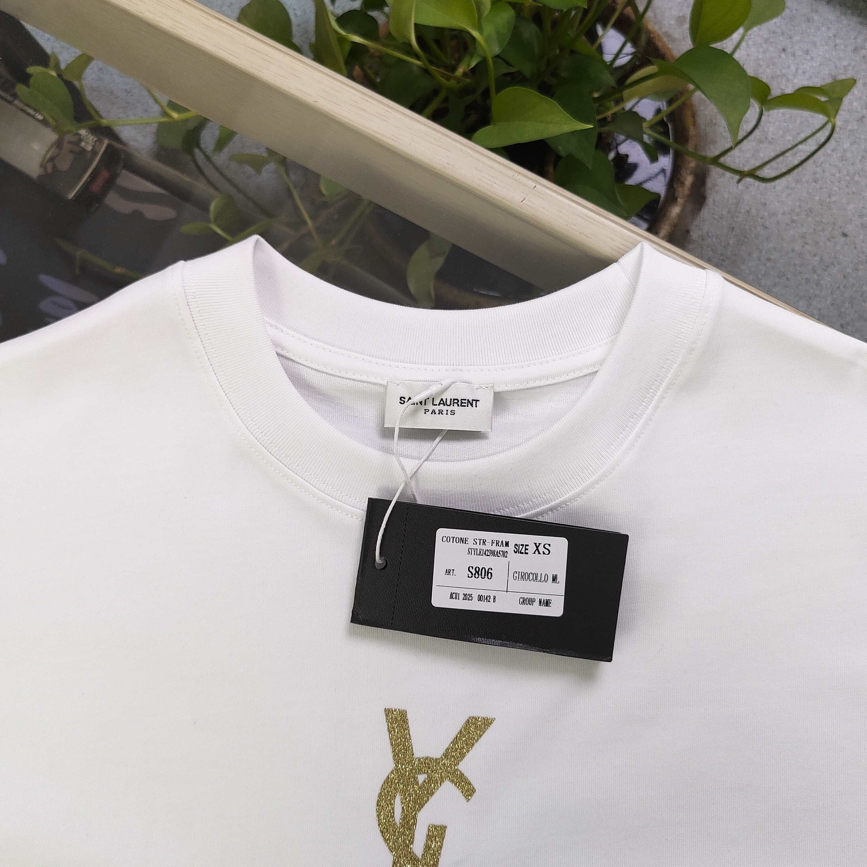 💰85
【款号:CXs806】高版本
2024新款Yves Saint Laurent 圣罗兰YSL烫金字母logo图案印花休闲情侣宽松短袖T恤,独一无二的活性环保面料染色,32支双纱精梳纯棉爽滑手感,纯棉不起球不起毛,面料采用270克重的纯棉双纱爽滑面料,质量保证、原厂面料、定制定染,欢迎对比质量,男女同款!
颜色:白色 黑色
尺码:XS-L
衣长 胸围 袖长 肩宽
XS 70 110 18.5 58.5
S 72 114 19 60
M 74 118 19.5 61.5
L 76 122 20 63