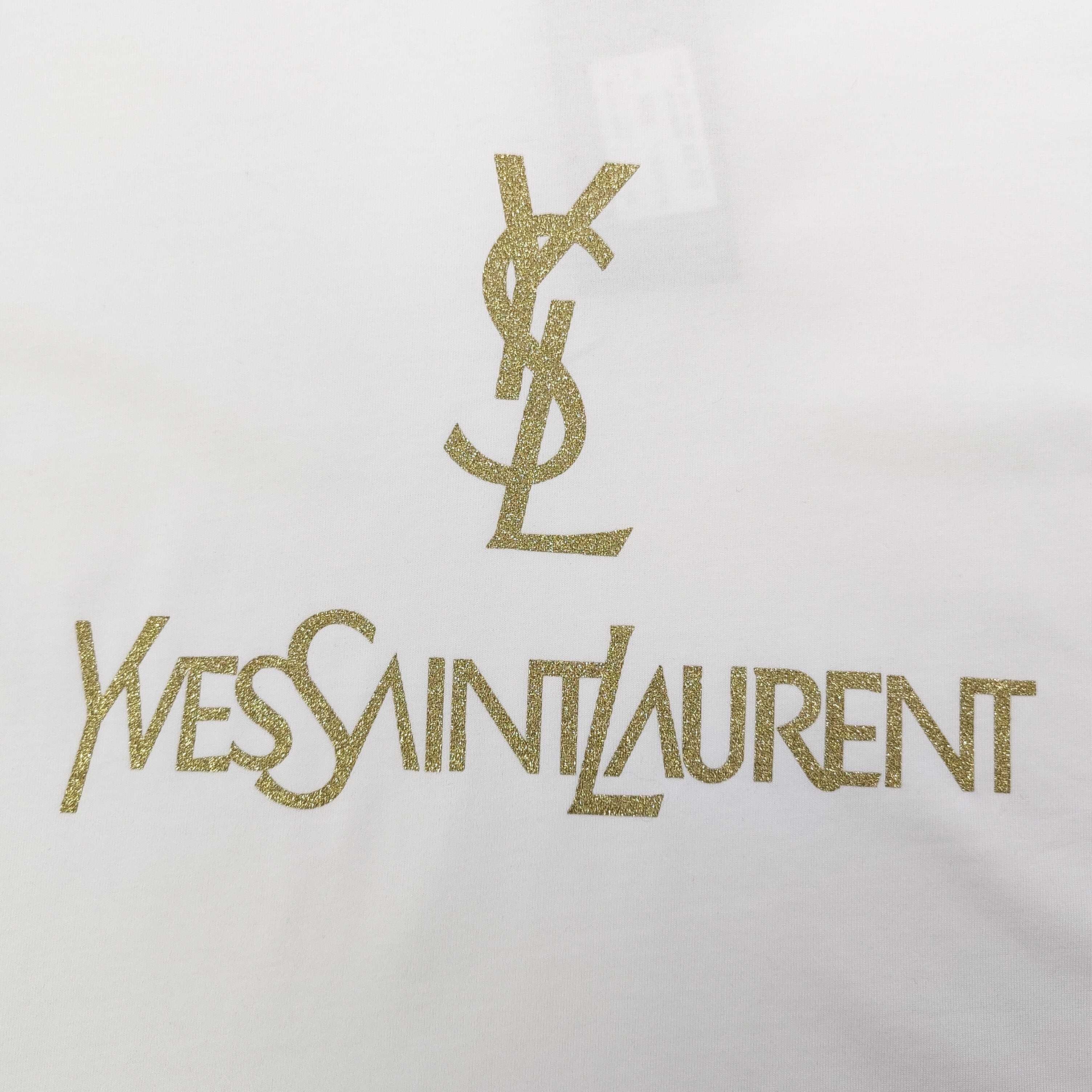 💰85
【款号:CXs806】高版本
2024新款Yves Saint Laurent 圣罗兰YSL烫金字母logo图案印花休闲情侣宽松短袖T恤,独一无二的活性环保面料染色,32支双纱精梳纯棉爽滑手感,纯棉不起球不起毛,面料采用270克重的纯棉双纱爽滑面料,质量保证、原厂面料、定制定染,欢迎对比质量,男女同款!
颜色:白色 黑色
尺码:XS-L
衣长 胸围 袖长 肩宽
XS 70 110 18.5 58.5
S 72 114 19 60
M 74 118 19.5 61.5
L 76 122 20 63