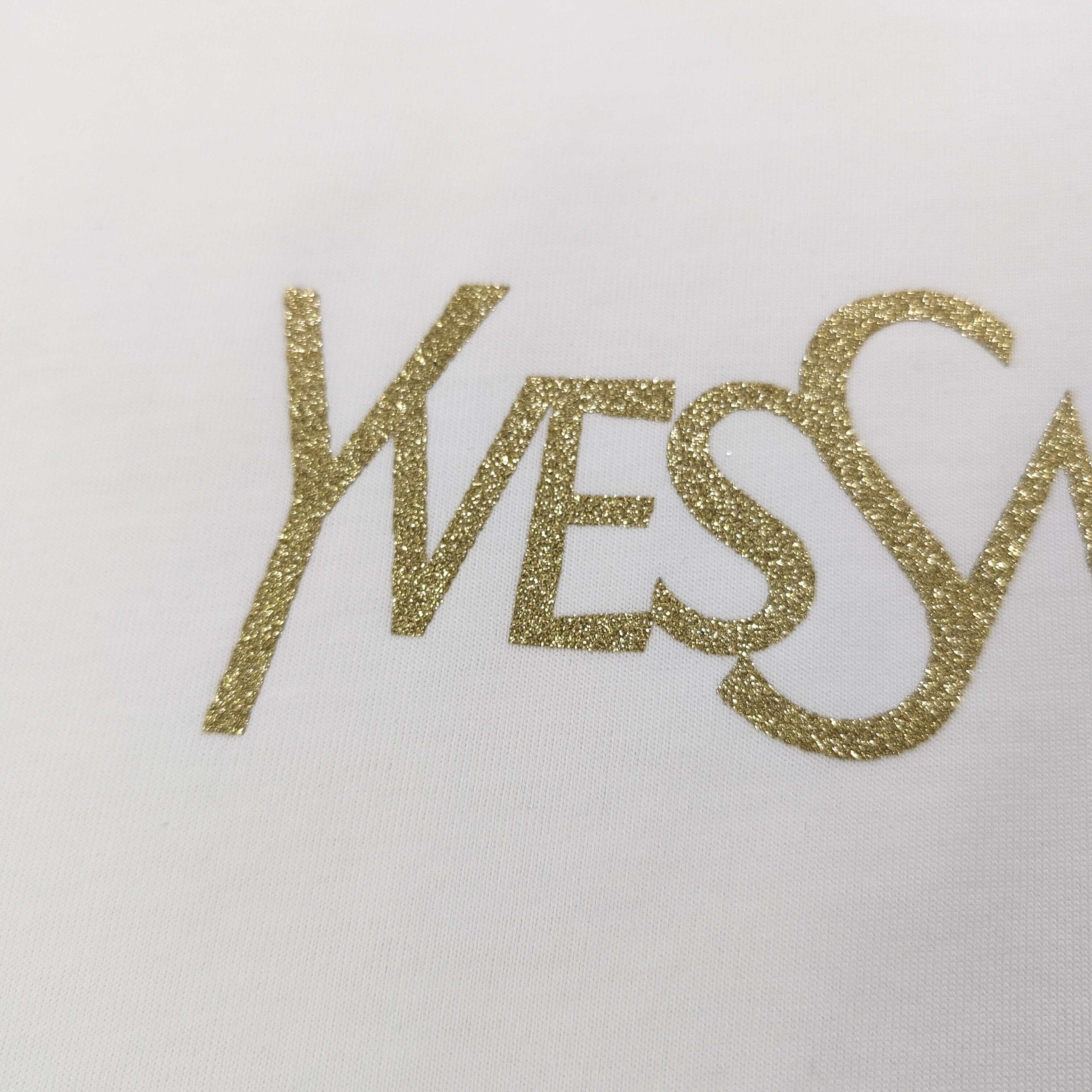 💰85
【款号:CXs806】高版本
2024新款Yves Saint Laurent 圣罗兰YSL烫金字母logo图案印花休闲情侣宽松短袖T恤,独一无二的活性环保面料染色,32支双纱精梳纯棉爽滑手感,纯棉不起球不起毛,面料采用270克重的纯棉双纱爽滑面料,质量保证、原厂面料、定制定染,欢迎对比质量,男女同款!
颜色:白色 黑色
尺码:XS-L
衣长 胸围 袖长 肩宽
XS 70 110 18.5 58.5
S 72 114 19 60
M 74 118 19.5 61.5
L 76 122 20 63