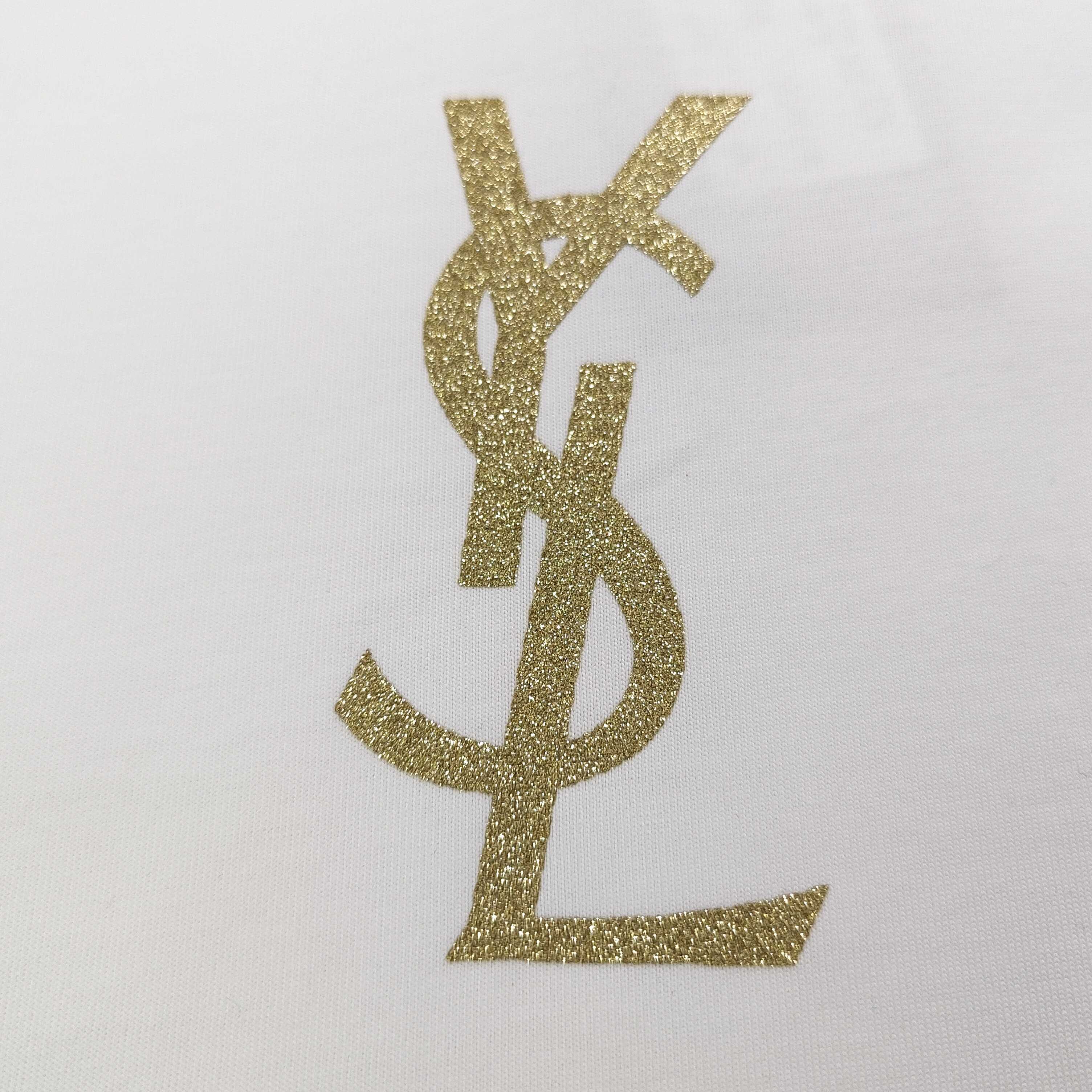💰85
【款号:CXs806】高版本
2024新款Yves Saint Laurent 圣罗兰YSL烫金字母logo图案印花休闲情侣宽松短袖T恤,独一无二的活性环保面料染色,32支双纱精梳纯棉爽滑手感,纯棉不起球不起毛,面料采用270克重的纯棉双纱爽滑面料,质量保证、原厂面料、定制定染,欢迎对比质量,男女同款!
颜色:白色 黑色
尺码:XS-L
衣长 胸围 袖长 肩宽
XS 70 110 18.5 58.5
S 72 114 19 60
M 74 118 19.5 61.5
L 76 122 20 63