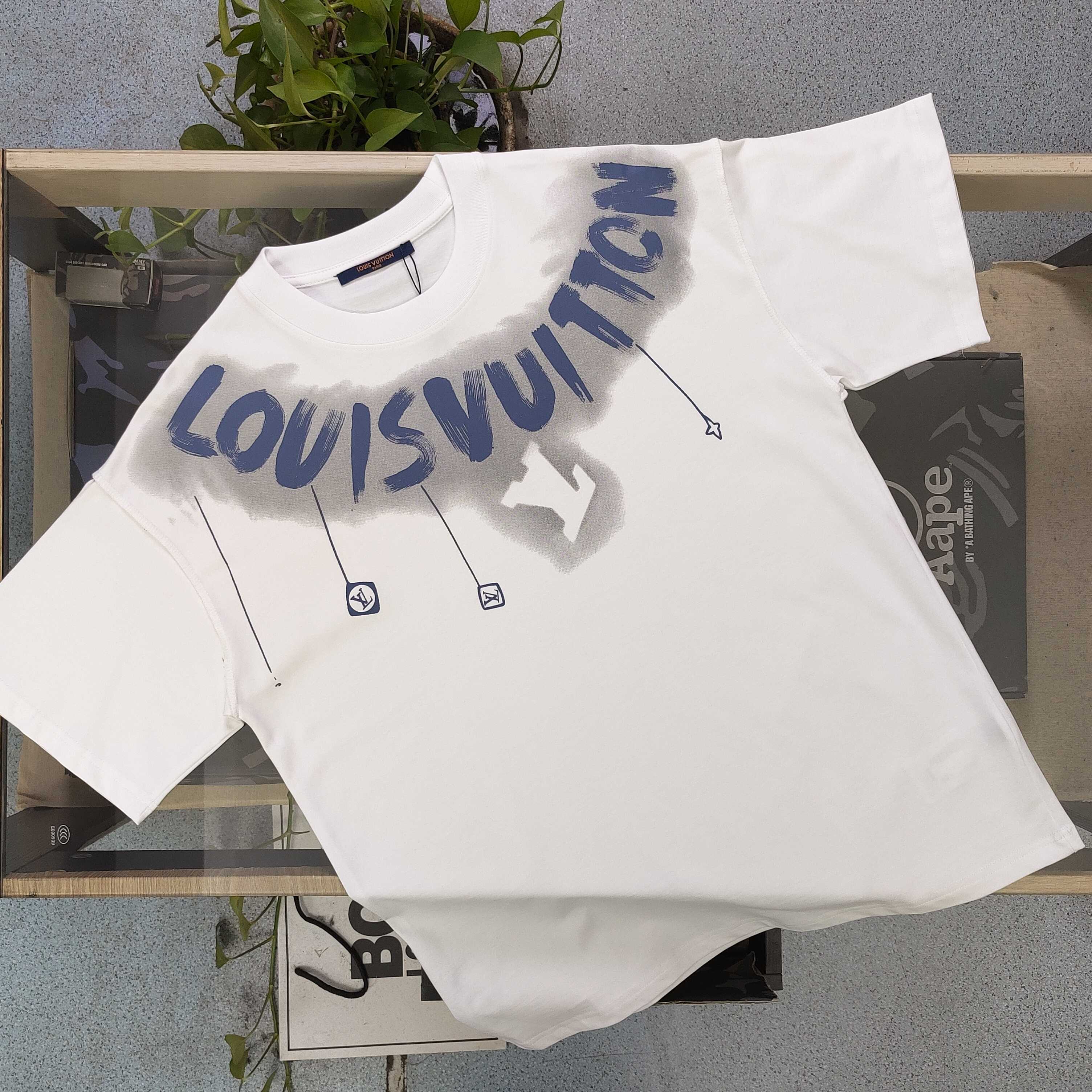 💰85
【款号：CX2045】高版本
2024新款Louis Vuitton路易威登LV吊坠图案logo字母印花休闲情侣宽松短袖T恤，独一无二的活性环保面料染色，32支双纱精梳纯棉爽滑手感，纯棉不起球不起毛，面料采用270克重的纯棉双纱爽滑面料，质量保证、原厂面料、定制定染，欢迎对比质量，男女同款！
颜色：黑色
尺码：XS-L 
    衣长 胸围 袖长 肩宽
XS   70   110   18.5   58.5
S    72   114    19     60
M    74   118   19.5   61.5
L    76   122    20    63