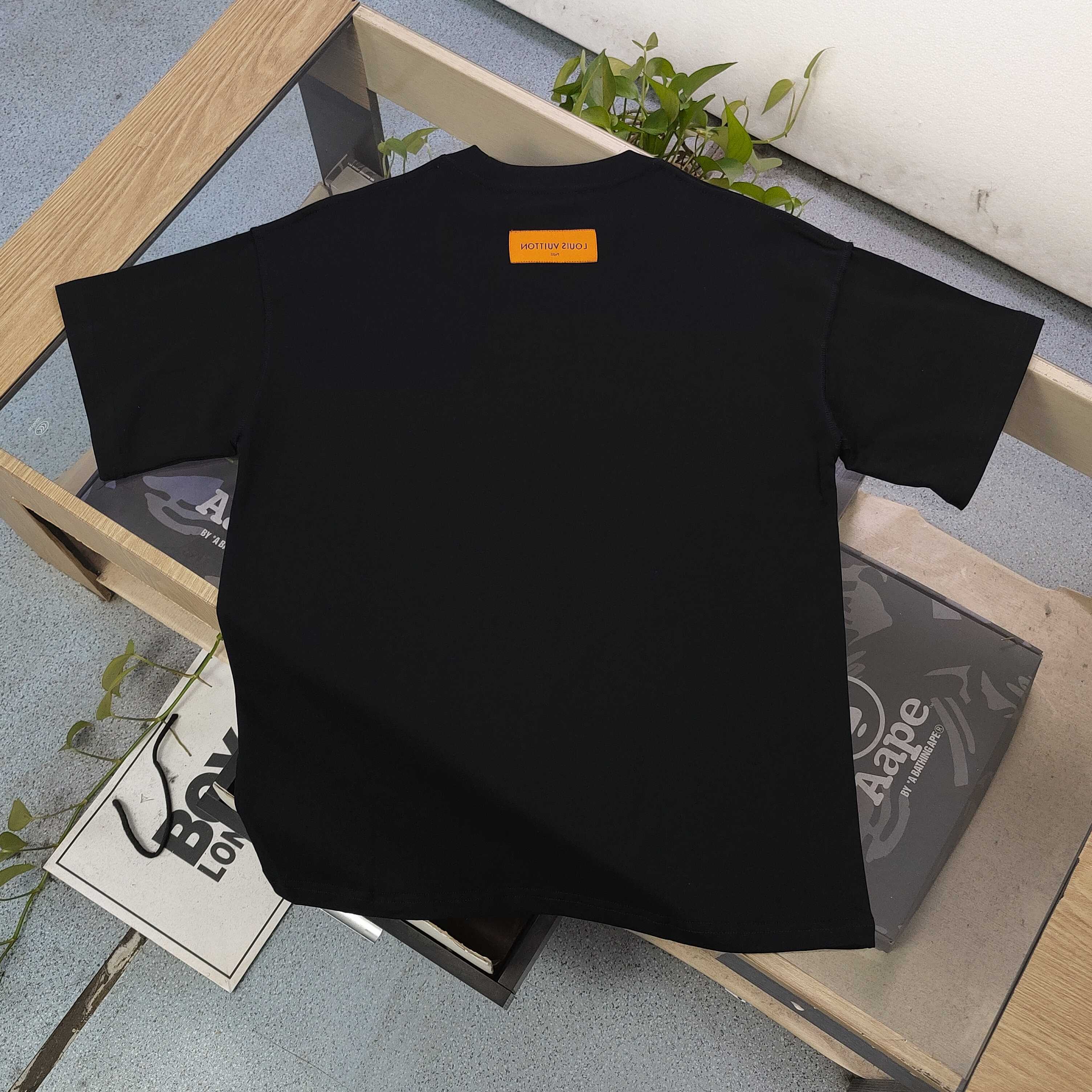 💰85
【款号：CX2045】高版本
2024新款Louis Vuitton路易威登LV吊坠图案logo字母印花休闲情侣宽松短袖T恤，独一无二的活性环保面料染色，32支双纱精梳纯棉爽滑手感，纯棉不起球不起毛，面料采用270克重的纯棉双纱爽滑面料，质量保证、原厂面料、定制定染，欢迎对比质量，男女同款！
颜色：黑色
尺码：XS-L 
    衣长 胸围 袖长 肩宽
XS   70   110   18.5   58.5
S    72   114    19     60
M    74   118   19.5   61.5
L    76   122    20    63