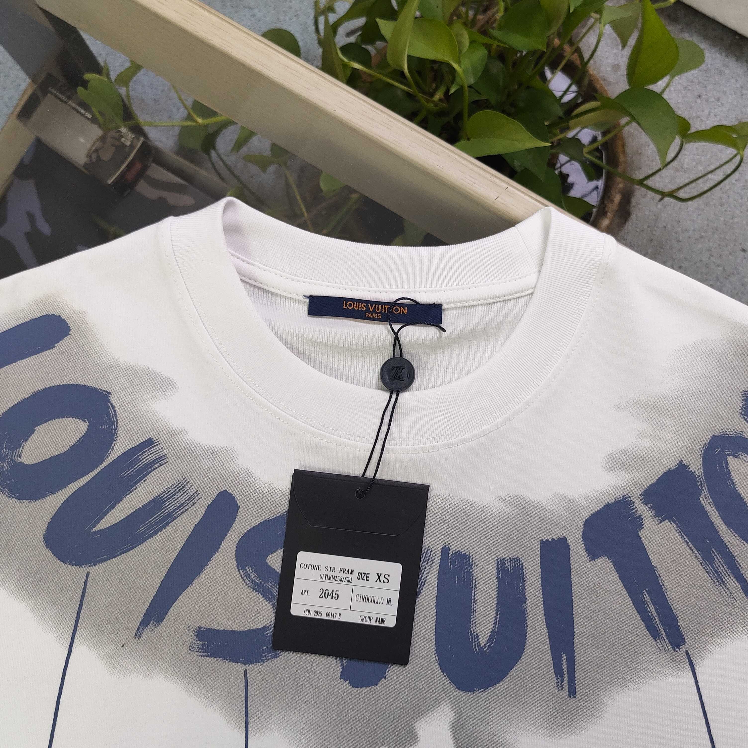 💰85
【款号：CX2045】高版本
2024新款Louis Vuitton路易威登LV吊坠图案logo字母印花休闲情侣宽松短袖T恤，独一无二的活性环保面料染色，32支双纱精梳纯棉爽滑手感，纯棉不起球不起毛，面料采用270克重的纯棉双纱爽滑面料，质量保证、原厂面料、定制定染，欢迎对比质量，男女同款！
颜色：黑色
尺码：XS-L 
    衣长 胸围 袖长 肩宽
XS   70   110   18.5   58.5
S    72   114    19     60
M    74   118   19.5   61.5
L    76   122    20    63
