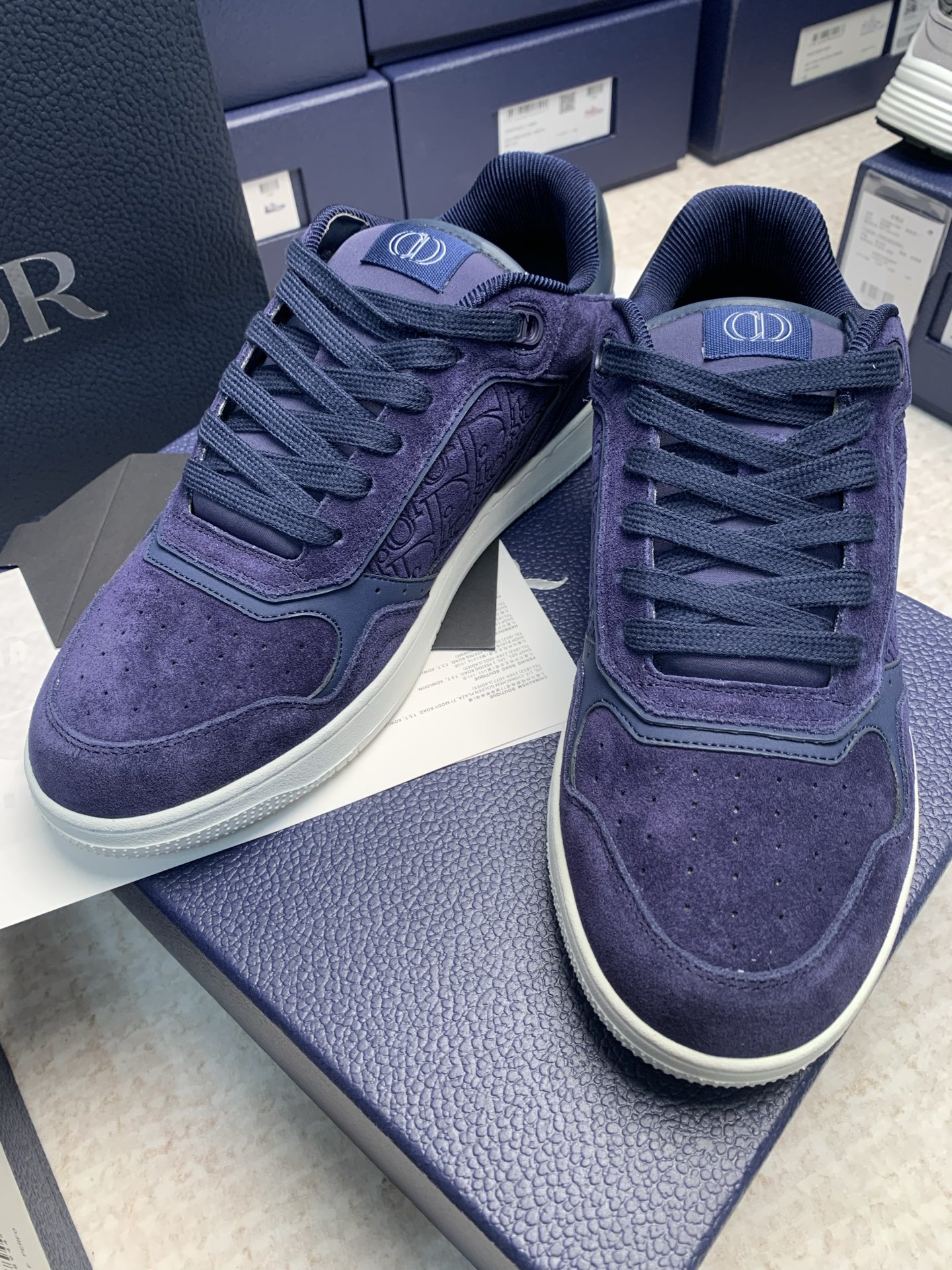 NO:875206,Dior Dior B27 series couple model, presbyopia, stone pattern, casual sneakers, sneakers, original purchase, development and production. This B27 low-top sneaker is a new product in the series, continuing Dior's classic style. It is carefully made of white and gray smooth cow leather, and is decorated with white Oblique Galaxy printed leather panels on the side. 'CD  Icon'-shaped lace eyelets are clever and exquisite, and the two-color rubber soles, back side collars and heels are all equipped with brand signature details to enhance the style. Fashionable and versatile, it can add luster to various looks. Exquisite packaging at the delivery counter. Fabric original custom calfskin + Oblique old calfskin lining cowhide + custom lining. Outsole original molded outsole, high and low tops are available in more than 30 colors. Sole thickness 3CM Size women's size 35-42/  Men's size 38-46, casual shoes/sports shoes, dior, dior, sneakers, cowhide19860909Dior迪奥B27系列 情侣款 老花 石头纹 休闲 运动鞋 板鞋 原版购入开发 做货 这款 B27 低帮运动鞋是该系列新品,延续 Dior 的经典款式.采用白色和灰色光滑牛皮革精心制作,侧面饰以白色 Oblique Galaxy 印花皮革镶片.“CD Icon”造型的鞋带孔眼巧妙精致,双色橡胶鞋底、后侧鞋口和鞋跟处均带有品牌标志性细节,提升格调.时尚百搭,可为各式造型增光添彩. 配送专柜精美包装 面料原版定制小牛皮+ Oblique老花布 内里牛皮+定制里布 大底原版开模大底,高低帮齐出30多色 底厚3CM Size女码35-42/ 男码38-46,休闲鞋/运动鞋,dior,dior,sneakers,cowhide,Women's Shoes