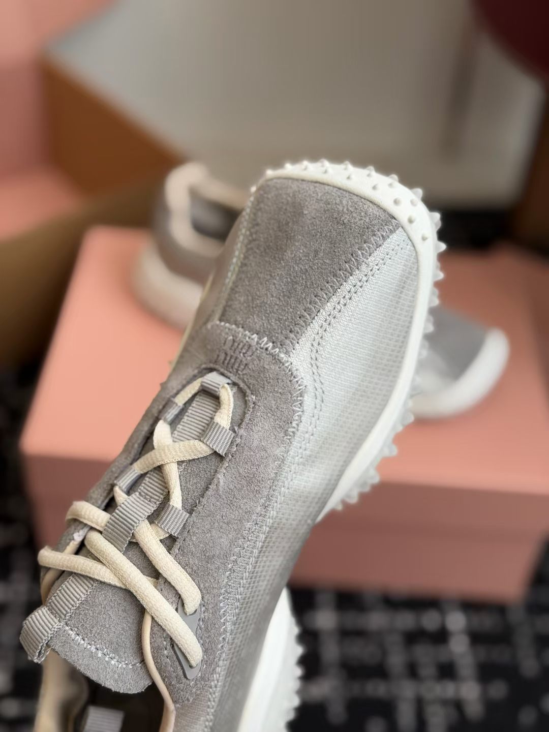 NO:921286,Purchasing-grade Miu Miu26ss summer new rhinestone sequin De Xun sneakers are rhinestone sequin De Xun casual shoes with a delicate, sweet and luxurious retro atmosphere. The sides are decorated with rhinestones and sequins. The diamond surface is full and shining. The shoe body lines are simple and smooth. The widened footbed accommodates all types of feet. It is friendly to wide and thick feet. The double shoelace style is easy to put on and take off, and the tightness can be adjusted freely.  Suitable for sweet girls' casual style and retro wear, no matter the foot shape. Taking into account the exquisite tonality and on-foot comfort, if you want a pair of casual shoes for girls with a full sense of atmosphere, these rhinestone sequin moral training shoes are the first choice for spring and summer wear. The upper is cow suede/cloth, and the inner sheepskin outsole is TPU outsole. Sizes 35-41 (customized sizes 40 and 41 are not returnable)  Heel height 3.5cm, casual shoes/sports shoes, miumiu, sneakers, sheepskin19860909代购级Miu Miu26ss夏季新款水钻亮片德训运动鞋 自带精致甜奢复古氛围感的水钻亮片德训休闲鞋,侧边点缀满幅水钻与亮片装饰,钻面饱满闪耀,鞋身线条简约流畅,加宽鞋床包容各类脚型,对宽脚、厚脚都很友好,双鞋带系带款式穿脱便捷,松紧可以自由调节. 适配甜妹休闲风与复古穿搭,不挑脚型.兼顾精致调性与上脚舒适度,想要一双氛围感满满的少女休闲鞋,这款水钻亮片德训鞋是春夏穿搭的优选单品. 鞋面牛反绒/布 内里羊皮 大底TPU大底 size35-41码（40、41码定制不退换） 跟高3.5cm,休闲鞋/运动鞋,miumiu,sneakers,sheepskin,Women's Shoes