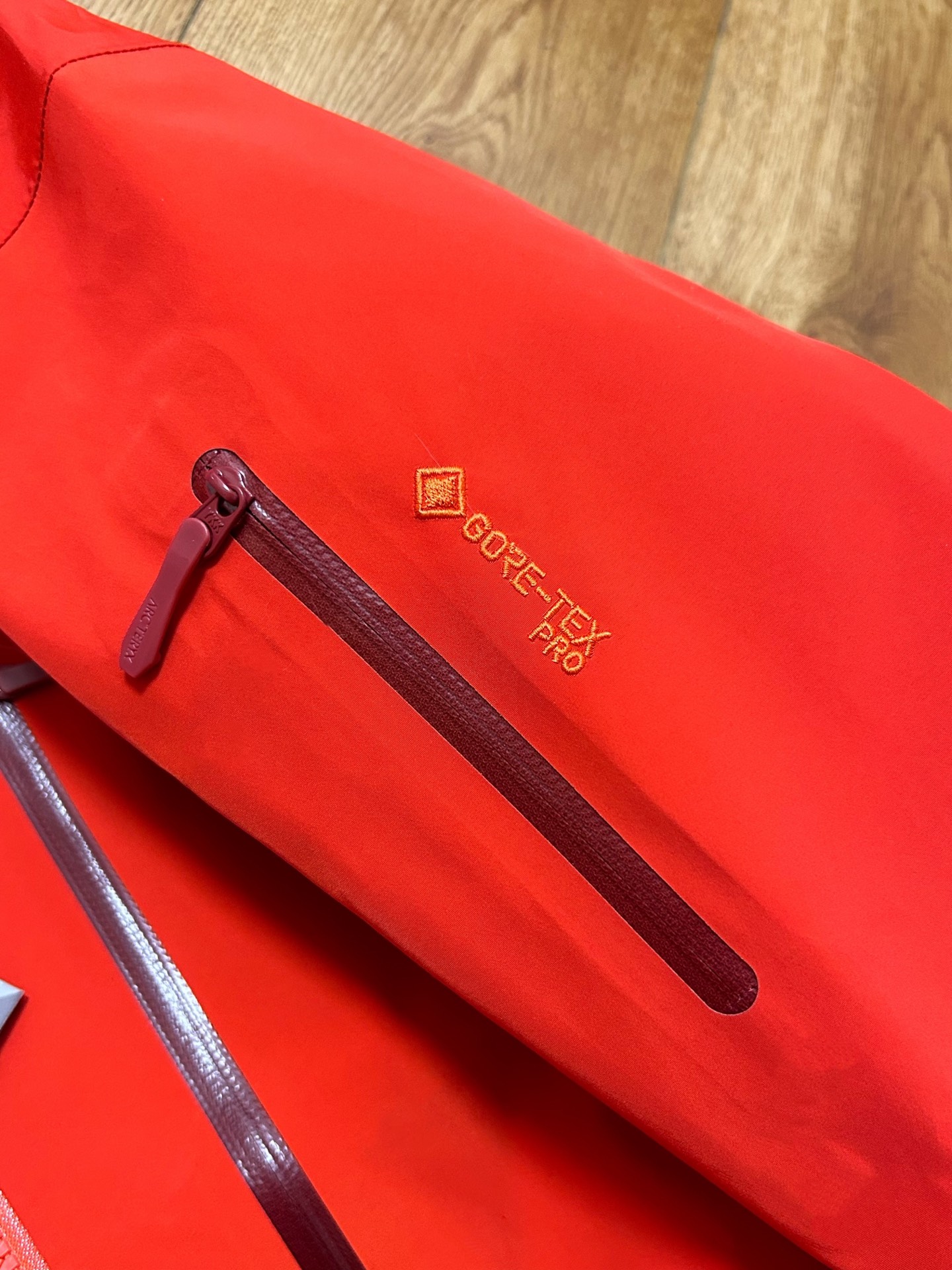 顶级品质 皇朝红实拍 款号J98 ARC'TERYX 始祖鸟第六代SV Arcteryx Alpha SV GTX 向导级硬壳冲锋衣 男女同款 S到XXL 原版一致弯刀袖版型 我们只卖柜子原版出入无差的高端货~ 目前全国最好的版本!随意对比,卖的就是自信. 搭配Recco搜救器,升级全身美胶工艺,更加耐造不易开胶!立体弯刀袖版型 超级显瘦 正品客供的Gore-Tex防风防水保暖的面料 成份包括:坯布100%锦纶+高透白膜+20d特立可得(锦纶)+杜邦特氟龙防泼水 这些材质都是咱家面料分析员 用正品分析出来的 专门的事 交给专业的人做 绝对不会错! 一般同行都不了解一件衣服的成分 就在那瞎吹牛 做点牛头不对马嘴的版本 来忽悠客户! 所有细节图 请看实拍 ~ 尽管放大看,让你知道什么叫顶级. 欢迎拿样看版. 顶级刺绣,顶级压胶,顶级面料,顶级辅料. 也许价格会劝退很多人,但品质会留下更多的人. 卖一件你就多一个回头客😊 多余的牛逼话 我就不吹了 虽然我们出货比别人慢了一个多月 但是我们的价格绝对是最良心的 我们货的品质 绝对让你满意到尖叫! 收到货 附近有专柜的 你直接穿着进去对比 随意买市面四位数的货来对比 是骡子是马 拉出来溜溜 衣长 : 81 83 86 88 90 胸围 :117 122 128 132 136 袖长: 59 61 64 66 68 肩宽: 53 55 58 60 62 S推荐体重80-120 M码推荐体重110-150 L码推荐体重140-170 XL码推荐体重160-200 XXL码推荐体重180-220 女生直接闭眼入最小码 os宽松风~