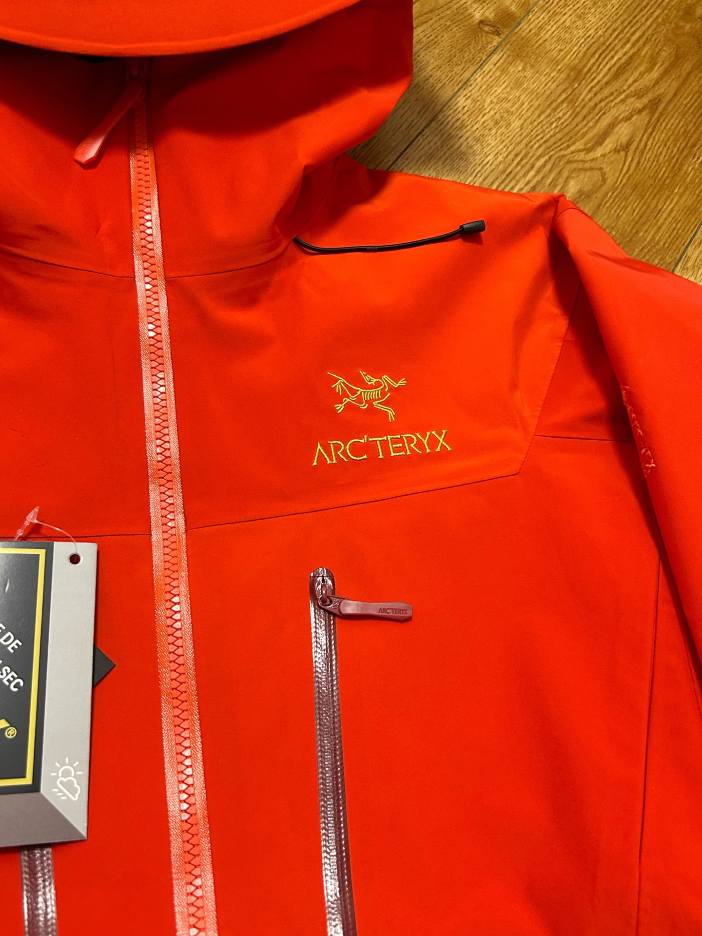 顶级品质 皇朝红实拍 款号J98 ARC'TERYX 始祖鸟第六代SV Arcteryx Alpha SV GTX 向导级硬壳冲锋衣 男女同款 S到XXL 原版一致弯刀袖版型 我们只卖柜子原版出入无差的高端货~ 目前全国最好的版本!随意对比,卖的就是自信. 搭配Recco搜救器,升级全身美胶工艺,更加耐造不易开胶!立体弯刀袖版型 超级显瘦 正品客供的Gore-Tex防风防水保暖的面料 成份包括:坯布100%锦纶+高透白膜+20d特立可得(锦纶)+杜邦特氟龙防泼水 这些材质都是咱家面料分析员 用正品分析出来的 专门的事 交给专业的人做 绝对不会错! 一般同行都不了解一件衣服的成分 就在那瞎吹牛 做点牛头不对马嘴的版本 来忽悠客户! 所有细节图 请看实拍 ~ 尽管放大看,让你知道什么叫顶级. 欢迎拿样看版. 顶级刺绣,顶级压胶,顶级面料,顶级辅料. 也许价格会劝退很多人,但品质会留下更多的人. 卖一件你就多一个回头客😊 多余的牛逼话 我就不吹了 虽然我们出货比别人慢了一个多月 但是我们的价格绝对是最良心的 我们货的品质 绝对让你满意到尖叫! 收到货 附近有专柜的 你直接穿着进去对比 随意买市面四位数的货来对比 是骡子是马 拉出来溜溜 衣长 : 81 83 86 88 90 胸围 :117 122 128 132 136 袖长: 59 61 64 66 68 肩宽: 53 55 58 60 62 S推荐体重80-120 M码推荐体重110-150 L码推荐体重140-170 XL码推荐体重160-200 XXL码推荐体重180-220 女生直接闭眼入最小码 os宽松风~