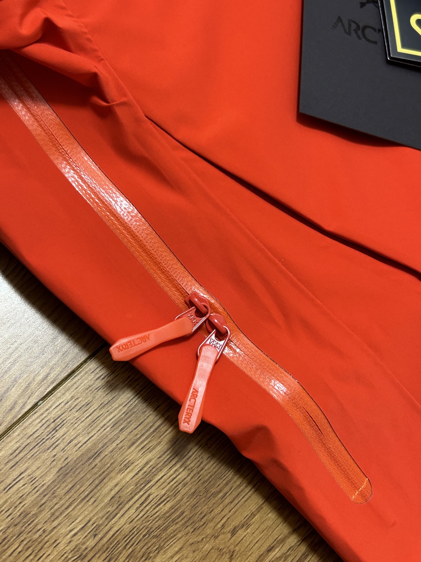顶级品质 皇朝红实拍 款号J98 ARC'TERYX 始祖鸟第六代SV Arcteryx Alpha SV GTX 向导级硬壳冲锋衣 男女同款 S到XXL 原版一致弯刀袖版型 我们只卖柜子原版出入无差的高端货~ 目前全国最好的版本!随意对比,卖的就是自信. 搭配Recco搜救器,升级全身美胶工艺,更加耐造不易开胶!立体弯刀袖版型 超级显瘦 正品客供的Gore-Tex防风防水保暖的面料 成份包括:坯布100%锦纶+高透白膜+20d特立可得(锦纶)+杜邦特氟龙防泼水 这些材质都是咱家面料分析员 用正品分析出来的 专门的事 交给专业的人做 绝对不会错! 一般同行都不了解一件衣服的成分 就在那瞎吹牛 做点牛头不对马嘴的版本 来忽悠客户! 所有细节图 请看实拍 ~ 尽管放大看,让你知道什么叫顶级. 欢迎拿样看版. 顶级刺绣,顶级压胶,顶级面料,顶级辅料. 也许价格会劝退很多人,但品质会留下更多的人. 卖一件你就多一个回头客😊 多余的牛逼话 我就不吹了 虽然我们出货比别人慢了一个多月 但是我们的价格绝对是最良心的 我们货的品质 绝对让你满意到尖叫! 收到货 附近有专柜的 你直接穿着进去对比 随意买市面四位数的货来对比 是骡子是马 拉出来溜溜 衣长 : 81 83 86 88 90 胸围 :117 122 128 132 136 袖长: 59 61 64 66 68 肩宽: 53 55 58 60 62 S推荐体重80-120 M码推荐体重110-150 L码推荐体重140-170 XL码推荐体重160-200 XXL码推荐体重180-220 女生直接闭眼入最小码 os宽松风~