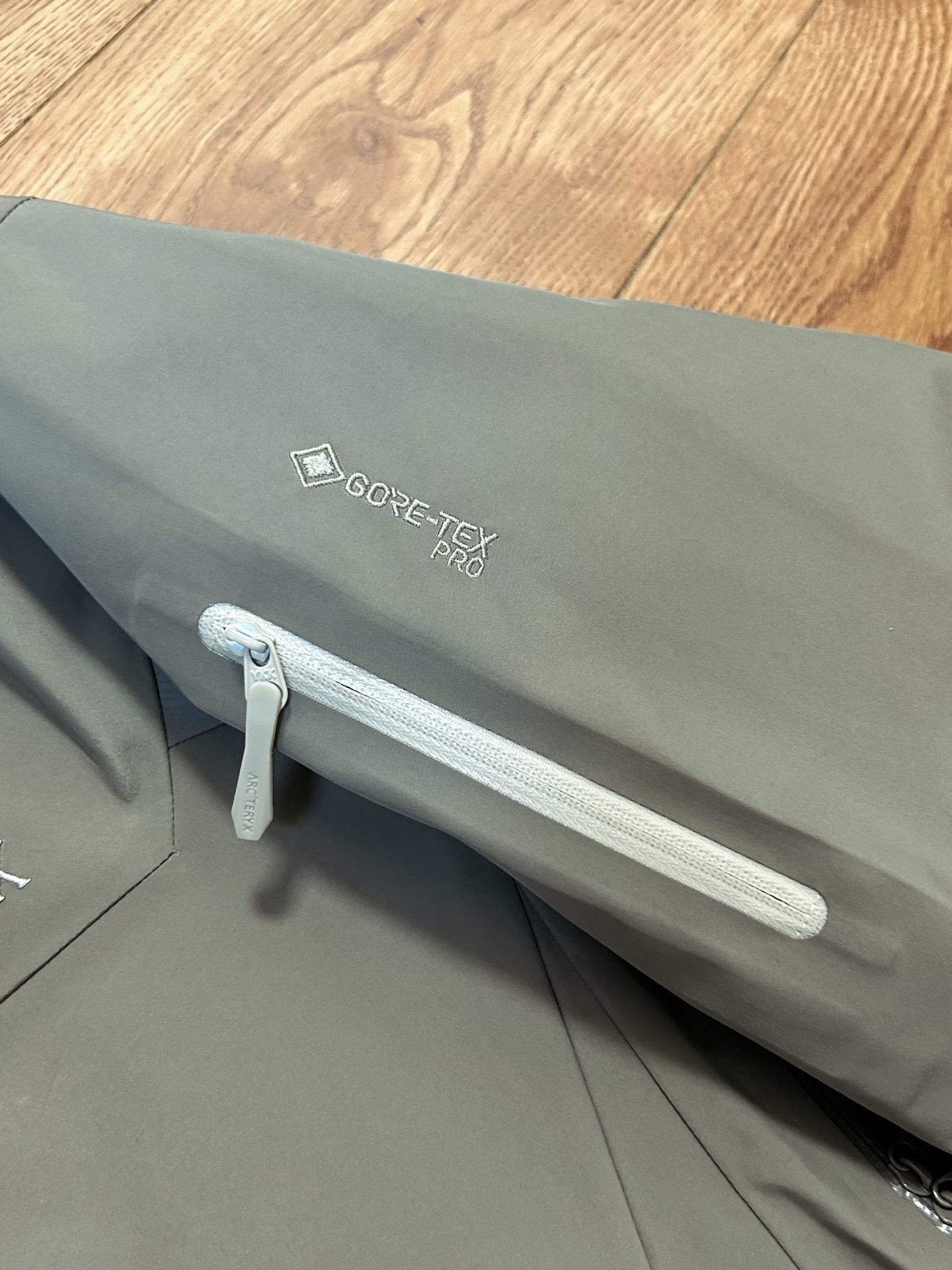 💰290 顶级品质 幽雾绿实拍 款号J98
ARC'TERYX 始祖鸟第六代SV Arcteryx Alpha SV GTX 向导级硬壳冲锋衣
男女同款 S到XXL 原版一致弯刀袖版型
我们只卖柜子原版出入无差的高端货~
目前全国最好的版本!随意对比,卖的就是自信。
搭配Recco搜救器,升级全身美胶工艺,更加耐造不易开胶!立体弯刀袖版型 超级显瘦
正品客供的Gore-Tex防风防水保暖的面料
成份包括:坯布100%锦纶+高透白膜+20d特立可得(锦纶)+杜邦特氟龙防泼水 这些材质都是咱家面料分析员 用正品分析出来的 专门的事 交给专业的人做 绝对不会错!
一般同行都不了解一件衣服的成分 就在那瞎吹牛 做点牛头不对马嘴的版本 来忽悠客户!
所有细节图 请看实拍 ~ 尽管放大看,让你知道什么叫顶级。 欢迎拿样看版。
顶级刺绣,顶级压胶 ,顶级面料,顶级辅料。
也许价格会劝退很多人,但品质会留下更多的人。
卖一件你就多一个回头客😊
多余的牛逼话 我就不吹了 虽然我们出货比别人慢了一个多月 但是我们的价格绝对是最良心的 我们货的品质 绝对让你满意到尖叫!
收到货 附近有专柜的 你直接穿着进去对比 随意买市面四位数的货来对比 是骡子是马 拉出来溜溜
尺码:S/M/L/XL/XXL
衣长 : 81 83 86 88 90
胸围 :117 122 128 132 136
袖长: 59 61 64 66 68
肩宽: 53 55 58 60 62
S推荐体重80-120
M码推荐体重110-150
L码推荐体重140-170
XL码推荐体重160-200
XXL码推荐体重180-220
女生直接闭眼入最小码 os宽松风~