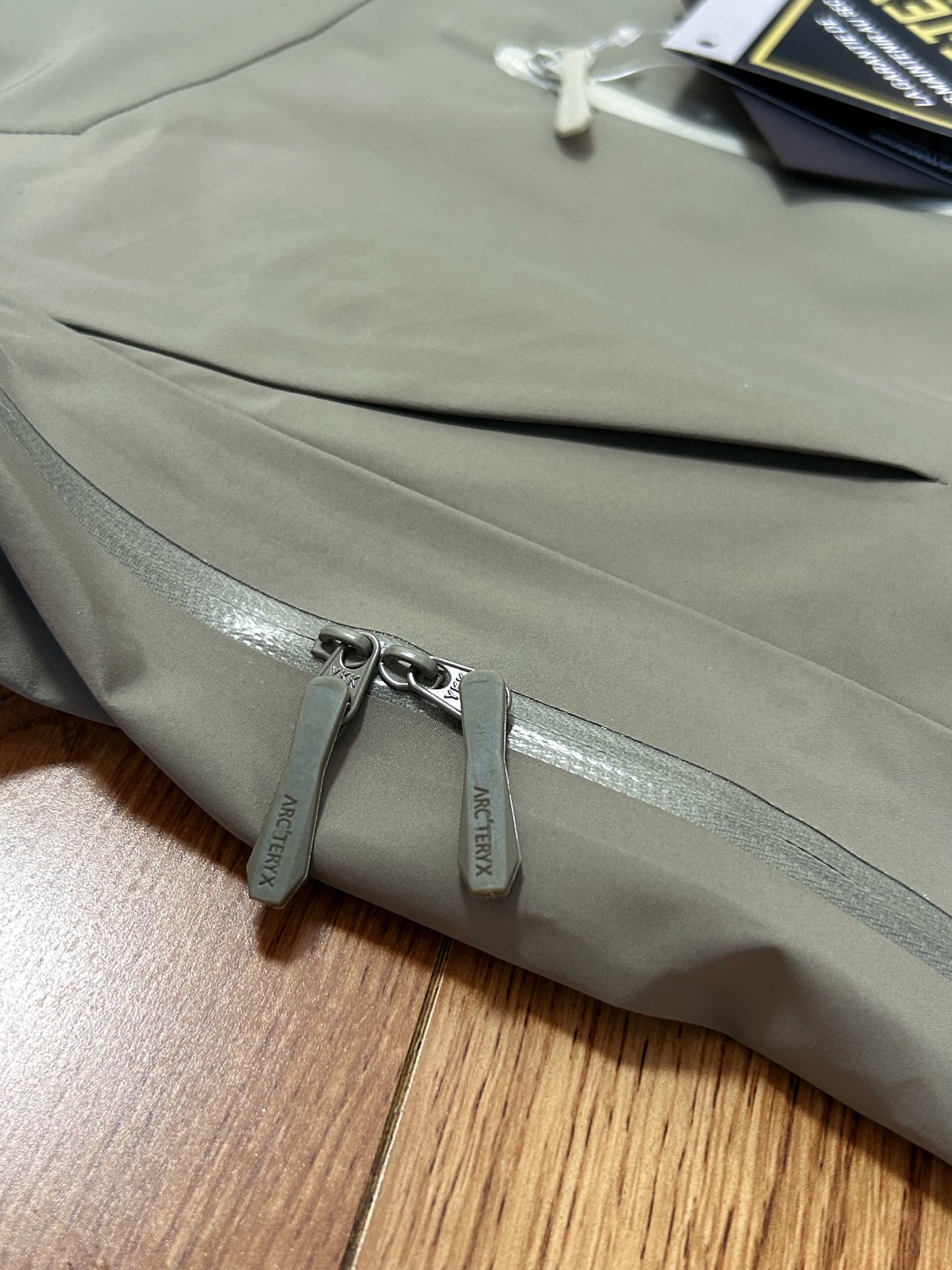 💰290 顶级品质 幽雾绿实拍 款号J98
ARC'TERYX 始祖鸟第六代SV Arcteryx Alpha SV GTX 向导级硬壳冲锋衣
男女同款 S到XXL 原版一致弯刀袖版型
我们只卖柜子原版出入无差的高端货~
目前全国最好的版本!随意对比,卖的就是自信。
搭配Recco搜救器,升级全身美胶工艺,更加耐造不易开胶!立体弯刀袖版型 超级显瘦
正品客供的Gore-Tex防风防水保暖的面料
成份包括:坯布100%锦纶+高透白膜+20d特立可得(锦纶)+杜邦特氟龙防泼水 这些材质都是咱家面料分析员 用正品分析出来的 专门的事 交给专业的人做 绝对不会错!
一般同行都不了解一件衣服的成分 就在那瞎吹牛 做点牛头不对马嘴的版本 来忽悠客户!
所有细节图 请看实拍 ~ 尽管放大看,让你知道什么叫顶级。 欢迎拿样看版。
顶级刺绣,顶级压胶 ,顶级面料,顶级辅料。
也许价格会劝退很多人,但品质会留下更多的人。
卖一件你就多一个回头客😊
多余的牛逼话 我就不吹了 虽然我们出货比别人慢了一个多月 但是我们的价格绝对是最良心的 我们货的品质 绝对让你满意到尖叫!
收到货 附近有专柜的 你直接穿着进去对比 随意买市面四位数的货来对比 是骡子是马 拉出来溜溜
尺码:S/M/L/XL/XXL
衣长 : 81 83 86 88 90
胸围 :117 122 128 132 136
袖长: 59 61 64 66 68
肩宽: 53 55 58 60 62
S推荐体重80-120
M码推荐体重110-150
L码推荐体重140-170
XL码推荐体重160-200
XXL码推荐体重180-220
女生直接闭眼入最小码 os宽松风~