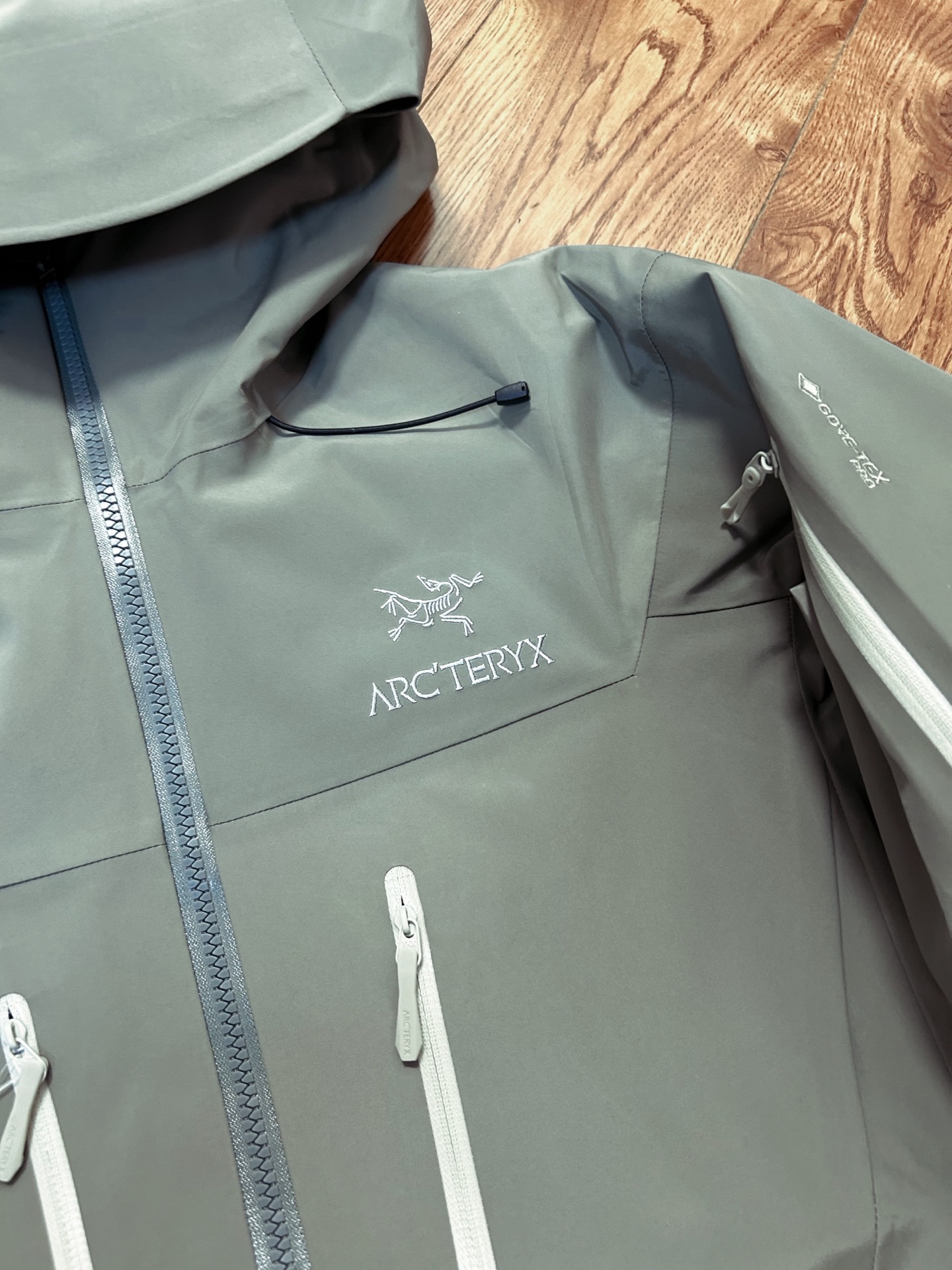 💰290 顶级品质 幽雾绿实拍 款号J98
ARC'TERYX 始祖鸟第六代SV Arcteryx Alpha SV GTX 向导级硬壳冲锋衣
男女同款 S到XXL 原版一致弯刀袖版型
我们只卖柜子原版出入无差的高端货~
目前全国最好的版本!随意对比,卖的就是自信。
搭配Recco搜救器,升级全身美胶工艺,更加耐造不易开胶!立体弯刀袖版型 超级显瘦
正品客供的Gore-Tex防风防水保暖的面料
成份包括:坯布100%锦纶+高透白膜+20d特立可得(锦纶)+杜邦特氟龙防泼水 这些材质都是咱家面料分析员 用正品分析出来的 专门的事 交给专业的人做 绝对不会错!
一般同行都不了解一件衣服的成分 就在那瞎吹牛 做点牛头不对马嘴的版本 来忽悠客户!
所有细节图 请看实拍 ~ 尽管放大看,让你知道什么叫顶级。 欢迎拿样看版。
顶级刺绣,顶级压胶 ,顶级面料,顶级辅料。
也许价格会劝退很多人,但品质会留下更多的人。
卖一件你就多一个回头客😊
多余的牛逼话 我就不吹了 虽然我们出货比别人慢了一个多月 但是我们的价格绝对是最良心的 我们货的品质 绝对让你满意到尖叫!
收到货 附近有专柜的 你直接穿着进去对比 随意买市面四位数的货来对比 是骡子是马 拉出来溜溜
尺码:S/M/L/XL/XXL
衣长 : 81 83 86 88 90
胸围 :117 122 128 132 136
袖长: 59 61 64 66 68
肩宽: 53 55 58 60 62
S推荐体重80-120
M码推荐体重110-150
L码推荐体重140-170
XL码推荐体重160-200
XXL码推荐体重180-220
女生直接闭眼入最小码 os宽松风~