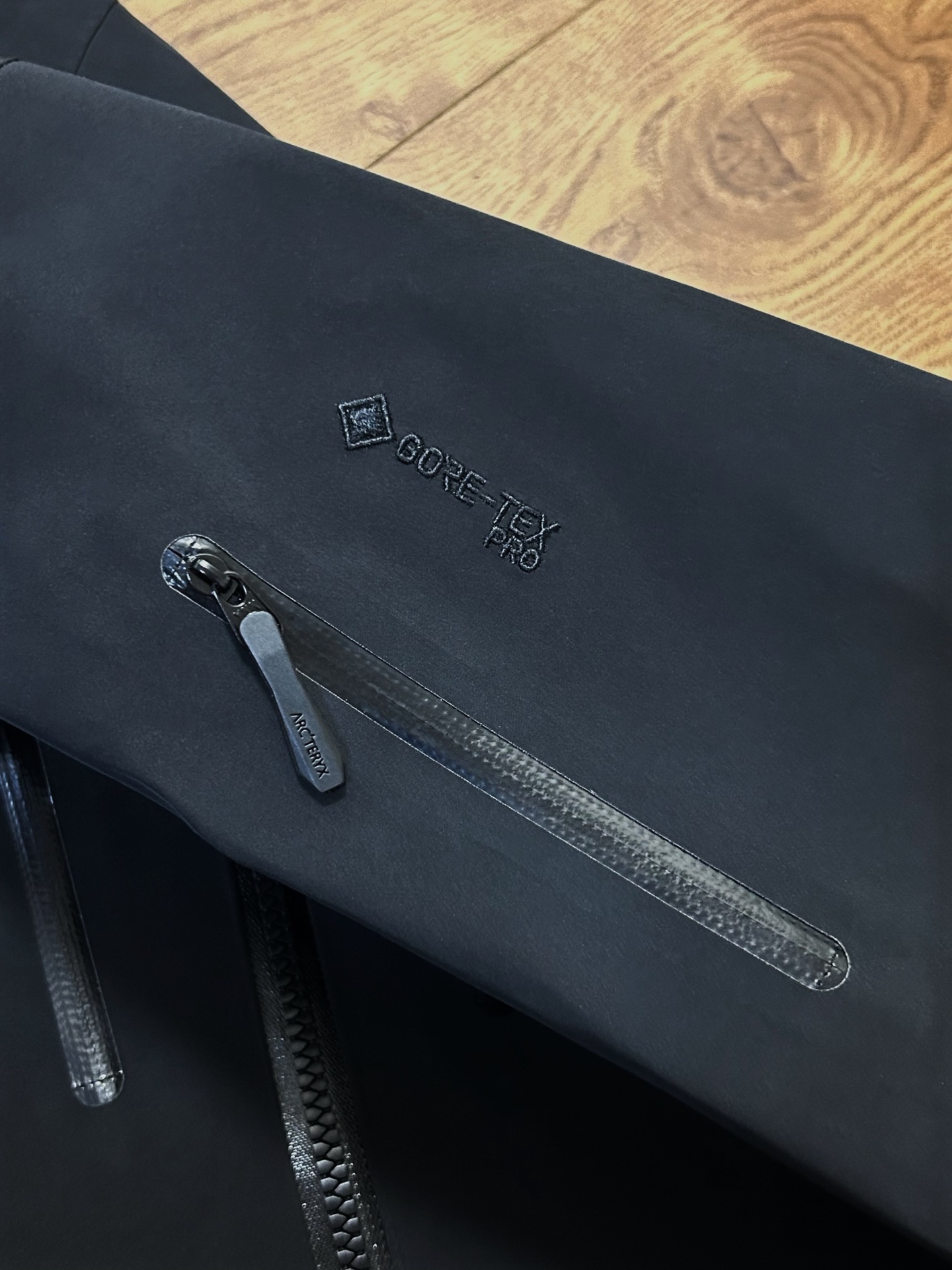 顶级品质 黑银 款号J98 ARC'TERYX 始祖鸟第六代SV Arcteryx Alpha SV GTX 向导级硬壳冲锋衣黑银 男女同款 S到XXL 原版一致弯刀袖版型 我们只卖柜子原版出入无差的高端货~ 目前全国最好的版本!随意对比,卖的就是自信. 搭配Recco搜救器,升级全身美胶工艺,更加耐造不易开胶!立体弯刀袖版型 超级显瘦 正品客供的Gore-Tex防风防水保暖的面料 成份包括:坯布100%锦纶+高透白膜+20d特立可得(锦纶)+杜邦特氟龙防泼水 这些材质都是咱家面料分析员 用正品分析出来的 专门的事 交给专业的人做 绝对不会错! 一般同行都不了解一件衣服的成分 就在那瞎吹牛 做点牛头不对马嘴的版本 来忽悠客户! 所有细节图 请看实拍 ~ 尽管放大看,让你知道什么叫顶级. 欢迎拿样看版. 顶级刺绣,顶级压胶,顶级面料,顶级辅料. 也许价格会劝退很多人,但品质会留下更多的人. 卖一件你就多一个回头客😊 多余的牛逼话 我就不吹了 虽然我们出货比别人慢了一个多月 但是我们的价格绝对是最良心的 我们货的品质 绝对让你满意到尖叫! 收到货 附近有专柜的 你直接穿着进去对比 随意买市面四位数的货来对比 是骡子是马 拉出来溜溜 衣长 : 81 83 86 88 90 胸围 :117 122 128 132 136 袖长: 59 61 64 66 68 肩宽: 53 55 58 60 62 S推荐体重80-120 M码推荐体重110-150 L码推荐体重140-170 XL码推荐体重160-200 XXL码推荐体重180-220 女生直接闭眼入最小码 os宽松风~