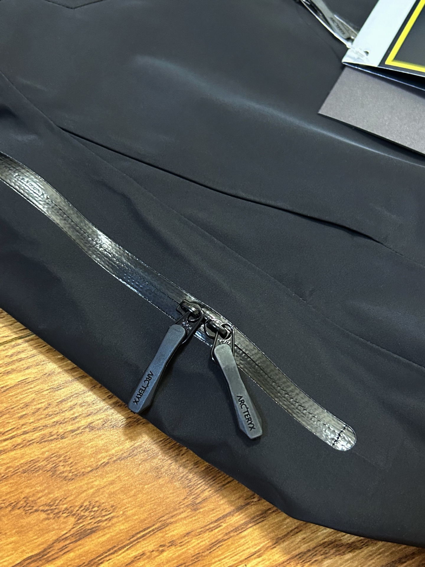 顶级品质 黑银 款号J98 ARC'TERYX 始祖鸟第六代SV Arcteryx Alpha SV GTX 向导级硬壳冲锋衣黑银 男女同款 S到XXL 原版一致弯刀袖版型 我们只卖柜子原版出入无差的高端货~ 目前全国最好的版本!随意对比,卖的就是自信. 搭配Recco搜救器,升级全身美胶工艺,更加耐造不易开胶!立体弯刀袖版型 超级显瘦 正品客供的Gore-Tex防风防水保暖的面料 成份包括:坯布100%锦纶+高透白膜+20d特立可得(锦纶)+杜邦特氟龙防泼水 这些材质都是咱家面料分析员 用正品分析出来的 专门的事 交给专业的人做 绝对不会错! 一般同行都不了解一件衣服的成分 就在那瞎吹牛 做点牛头不对马嘴的版本 来忽悠客户! 所有细节图 请看实拍 ~ 尽管放大看,让你知道什么叫顶级. 欢迎拿样看版. 顶级刺绣,顶级压胶,顶级面料,顶级辅料. 也许价格会劝退很多人,但品质会留下更多的人. 卖一件你就多一个回头客😊 多余的牛逼话 我就不吹了 虽然我们出货比别人慢了一个多月 但是我们的价格绝对是最良心的 我们货的品质 绝对让你满意到尖叫! 收到货 附近有专柜的 你直接穿着进去对比 随意买市面四位数的货来对比 是骡子是马 拉出来溜溜 衣长 : 81 83 86 88 90 胸围 :117 122 128 132 136 袖长: 59 61 64 66 68 肩宽: 53 55 58 60 62 S推荐体重80-120 M码推荐体重110-150 L码推荐体重140-170 XL码推荐体重160-200 XXL码推荐体重180-220 女生直接闭眼入最小码 os宽松风~