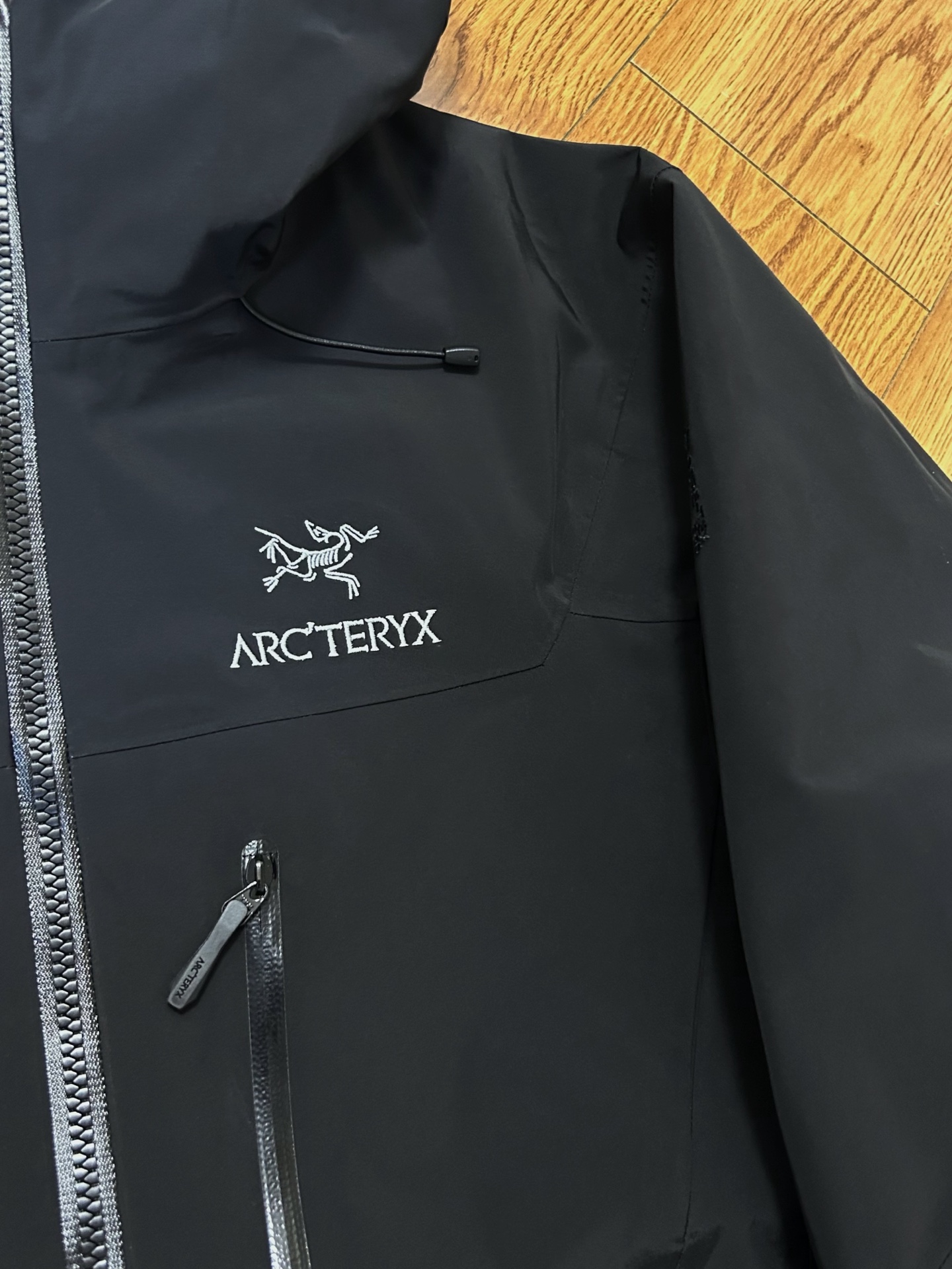 顶级品质 黑银 款号J98 ARC'TERYX 始祖鸟第六代SV Arcteryx Alpha SV GTX 向导级硬壳冲锋衣黑银 男女同款 S到XXL 原版一致弯刀袖版型 我们只卖柜子原版出入无差的高端货~ 目前全国最好的版本!随意对比,卖的就是自信. 搭配Recco搜救器,升级全身美胶工艺,更加耐造不易开胶!立体弯刀袖版型 超级显瘦 正品客供的Gore-Tex防风防水保暖的面料 成份包括:坯布100%锦纶+高透白膜+20d特立可得(锦纶)+杜邦特氟龙防泼水 这些材质都是咱家面料分析员 用正品分析出来的 专门的事 交给专业的人做 绝对不会错! 一般同行都不了解一件衣服的成分 就在那瞎吹牛 做点牛头不对马嘴的版本 来忽悠客户! 所有细节图 请看实拍 ~ 尽管放大看,让你知道什么叫顶级. 欢迎拿样看版. 顶级刺绣,顶级压胶,顶级面料,顶级辅料. 也许价格会劝退很多人,但品质会留下更多的人. 卖一件你就多一个回头客😊 多余的牛逼话 我就不吹了 虽然我们出货比别人慢了一个多月 但是我们的价格绝对是最良心的 我们货的品质 绝对让你满意到尖叫! 收到货 附近有专柜的 你直接穿着进去对比 随意买市面四位数的货来对比 是骡子是马 拉出来溜溜 衣长 : 81 83 86 88 90 胸围 :117 122 128 132 136 袖长: 59 61 64 66 68 肩宽: 53 55 58 60 62 S推荐体重80-120 M码推荐体重110-150 L码推荐体重140-170 XL码推荐体重160-200 XXL码推荐体重180-220 女生直接闭眼入最小码 os宽松风~