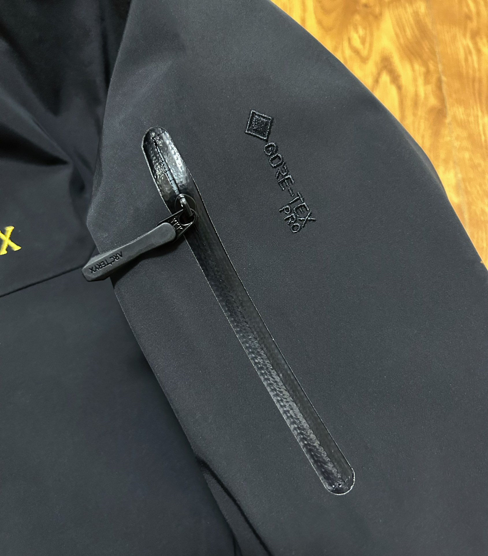 顶级品质 黑金实拍 款号J98 ARC'TERYX 始祖鸟第六代SV Arcteryx Alpha SV GTX 向导级硬壳冲锋衣 男女同款 S到XXL 原版一致弯刀袖版型 我们只卖柜子原版出入无差的高端货~ 目前全国最好的版本!随意对比,卖的就是自信. 搭配Recco搜救器,升级全身美胶工艺,更加耐造不易开胶!立体弯刀袖版型 超级显瘦 正品客供的Gore-Tex防风防水保暖的面料 成份包括:坯布100%锦纶+高透白膜+20d特立可得(锦纶)+杜邦特氟龙防泼水 这些材质都是咱家面料分析员 用正品分析出来的 专门的事 交给专业的人做 绝对不会错! 一般同行都不了解一件衣服的成分 就在那瞎吹牛 做点牛头不对马嘴的版本 来忽悠客户! 所有细节图 请看实拍 ~ 尽管放大看,让你知道什么叫顶级. 欢迎拿样看版. 顶级刺绣,顶级压胶,顶级面料,顶级辅料. 也许价格会劝退很多人,但品质会留下更多的人. 卖一件你就多一个回头客😊 多余的牛逼话 我就不吹了 虽然我们出货比别人慢了一个多月 但是我们的价格绝对是最良心的 我们货的品质 绝对让你满意到尖叫! 收到货 附近有专柜的 你直接穿着进去对比 随意买市面四位数的货来对比 是骡子是马 拉出来溜溜 衣长 : 81 83 86 88 90 胸围 :117 122 128 132 136 袖长: 59 61 64 66 68 肩宽: 53 55 58 60 62 S推荐体重80-120 M码推荐体重110-150 L码推荐体重140-170 XL码推荐体重160-200 XXL码推荐体重180-220 女生直接闭眼入最小码 os宽松风~