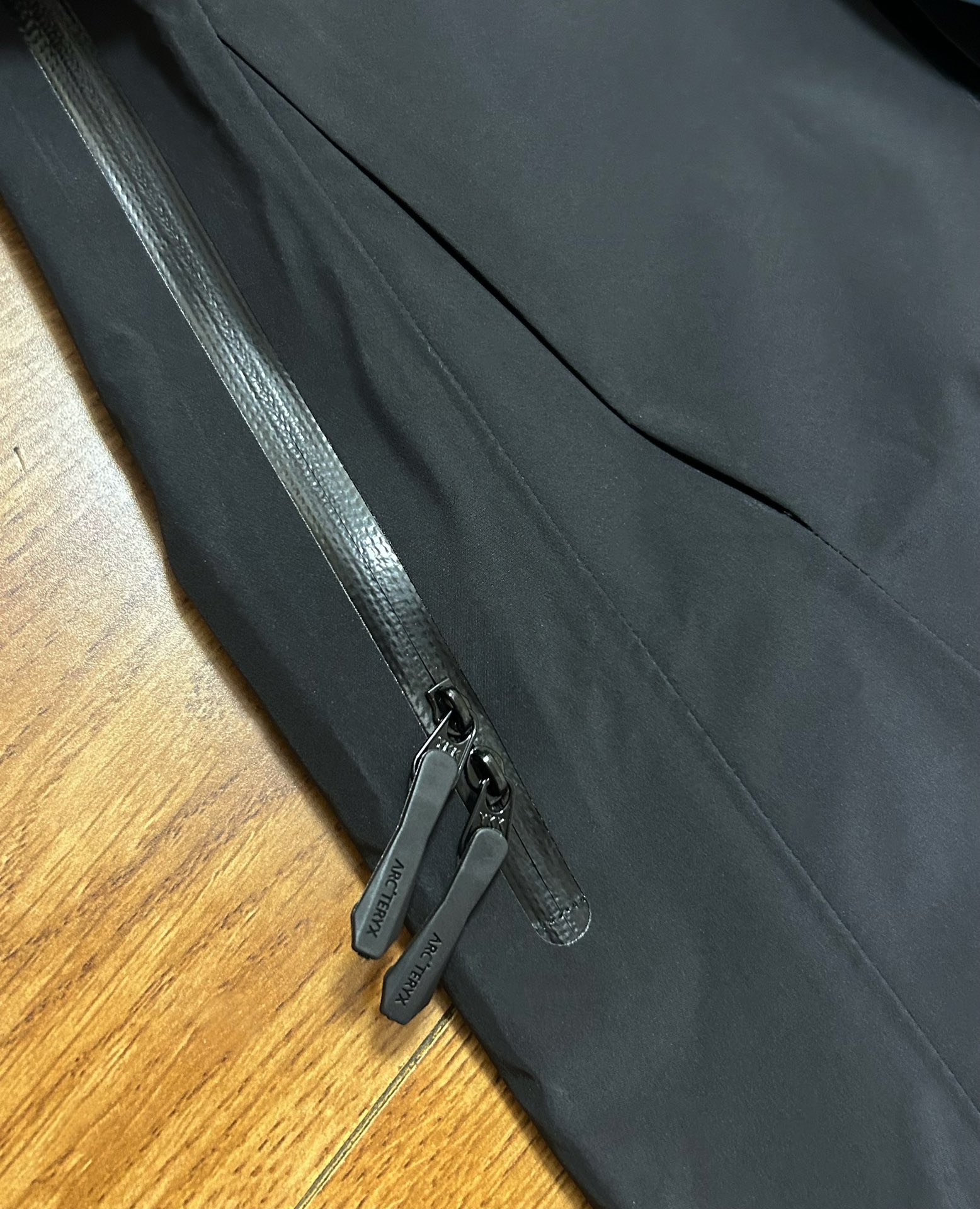 顶级品质 黑金实拍 款号J98 ARC'TERYX 始祖鸟第六代SV Arcteryx Alpha SV GTX 向导级硬壳冲锋衣 男女同款 S到XXL 原版一致弯刀袖版型 我们只卖柜子原版出入无差的高端货~ 目前全国最好的版本!随意对比,卖的就是自信. 搭配Recco搜救器,升级全身美胶工艺,更加耐造不易开胶!立体弯刀袖版型 超级显瘦 正品客供的Gore-Tex防风防水保暖的面料 成份包括:坯布100%锦纶+高透白膜+20d特立可得(锦纶)+杜邦特氟龙防泼水 这些材质都是咱家面料分析员 用正品分析出来的 专门的事 交给专业的人做 绝对不会错! 一般同行都不了解一件衣服的成分 就在那瞎吹牛 做点牛头不对马嘴的版本 来忽悠客户! 所有细节图 请看实拍 ~ 尽管放大看,让你知道什么叫顶级. 欢迎拿样看版. 顶级刺绣,顶级压胶,顶级面料,顶级辅料. 也许价格会劝退很多人,但品质会留下更多的人. 卖一件你就多一个回头客😊 多余的牛逼话 我就不吹了 虽然我们出货比别人慢了一个多月 但是我们的价格绝对是最良心的 我们货的品质 绝对让你满意到尖叫! 收到货 附近有专柜的 你直接穿着进去对比 随意买市面四位数的货来对比 是骡子是马 拉出来溜溜 衣长 : 81 83 86 88 90 胸围 :117 122 128 132 136 袖长: 59 61 64 66 68 肩宽: 53 55 58 60 62 S推荐体重80-120 M码推荐体重110-150 L码推荐体重140-170 XL码推荐体重160-200 XXL码推荐体重180-220 女生直接闭眼入最小码 os宽松风~