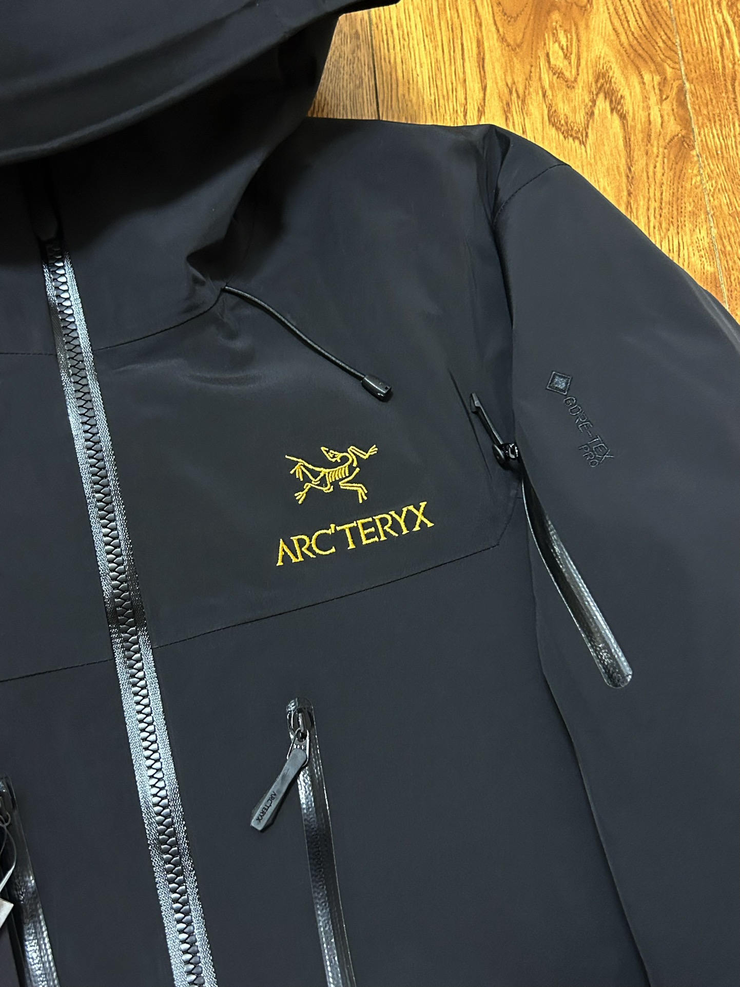 顶级品质 黑金实拍 款号J98 ARC'TERYX 始祖鸟第六代SV Arcteryx Alpha SV GTX 向导级硬壳冲锋衣 男女同款 S到XXL 原版一致弯刀袖版型 我们只卖柜子原版出入无差的高端货~ 目前全国最好的版本!随意对比,卖的就是自信. 搭配Recco搜救器,升级全身美胶工艺,更加耐造不易开胶!立体弯刀袖版型 超级显瘦 正品客供的Gore-Tex防风防水保暖的面料 成份包括:坯布100%锦纶+高透白膜+20d特立可得(锦纶)+杜邦特氟龙防泼水 这些材质都是咱家面料分析员 用正品分析出来的 专门的事 交给专业的人做 绝对不会错! 一般同行都不了解一件衣服的成分 就在那瞎吹牛 做点牛头不对马嘴的版本 来忽悠客户! 所有细节图 请看实拍 ~ 尽管放大看,让你知道什么叫顶级. 欢迎拿样看版. 顶级刺绣,顶级压胶,顶级面料,顶级辅料. 也许价格会劝退很多人,但品质会留下更多的人. 卖一件你就多一个回头客😊 多余的牛逼话 我就不吹了 虽然我们出货比别人慢了一个多月 但是我们的价格绝对是最良心的 我们货的品质 绝对让你满意到尖叫! 收到货 附近有专柜的 你直接穿着进去对比 随意买市面四位数的货来对比 是骡子是马 拉出来溜溜 衣长 : 81 83 86 88 90 胸围 :117 122 128 132 136 袖长: 59 61 64 66 68 肩宽: 53 55 58 60 62 S推荐体重80-120 M码推荐体重110-150 L码推荐体重140-170 XL码推荐体重160-200 XXL码推荐体重180-220 女生直接闭眼入最小码 os宽松风~