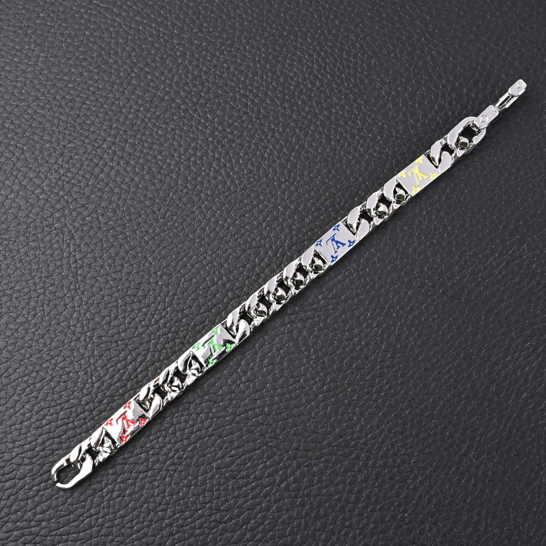 LOUIS VUITTON LV MOSAIC王鹤棣同款 珐琅字母标志金属手链M1409M 官网在售价¥4,950RMB,LV Mosaic 手链融蕴 Tied Up 和 Cuban 链环的硬朗风范，为 LV 字母和 Monogram 铭纹注入珐琅的缤纷活力，与同款戒指和项链搭配相宜，轻松点亮当季成衣造型。珐琅-黄铜-镂刻标识-意大利制造! Size：21cm