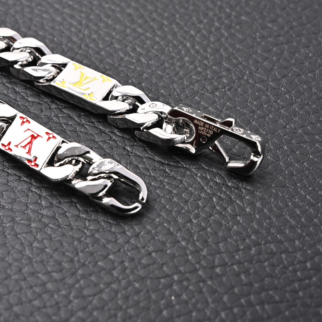 LOUIS VUITTON LV MOSAIC王鹤棣同款 珐琅字母标志金属手链M1409M 官网在售价¥4,950RMB,LV Mosaic 手链融蕴 Tied Up 和 Cuban 链环的硬朗风范，为 LV 字母和 Monogram 铭纹注入珐琅的缤纷活力，与同款戒指和项链搭配相宜，轻松点亮当季成衣造型。珐琅-黄铜-镂刻标识-意大利制造! Size：21cm