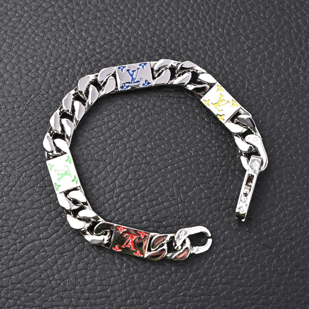 LOUIS VUITTON LV MOSAIC王鹤棣同款 珐琅字母标志金属手链M1409M 官网在售价¥4,950RMB,LV Mosaic 手链融蕴 Tied Up 和 Cuban 链环的硬朗风范，为 LV 字母和 Monogram 铭纹注入珐琅的缤纷活力，与同款戒指和项链搭配相宜，轻松点亮当季成衣造型。珐琅-黄铜-镂刻标识-意大利制造! Size：21cm
