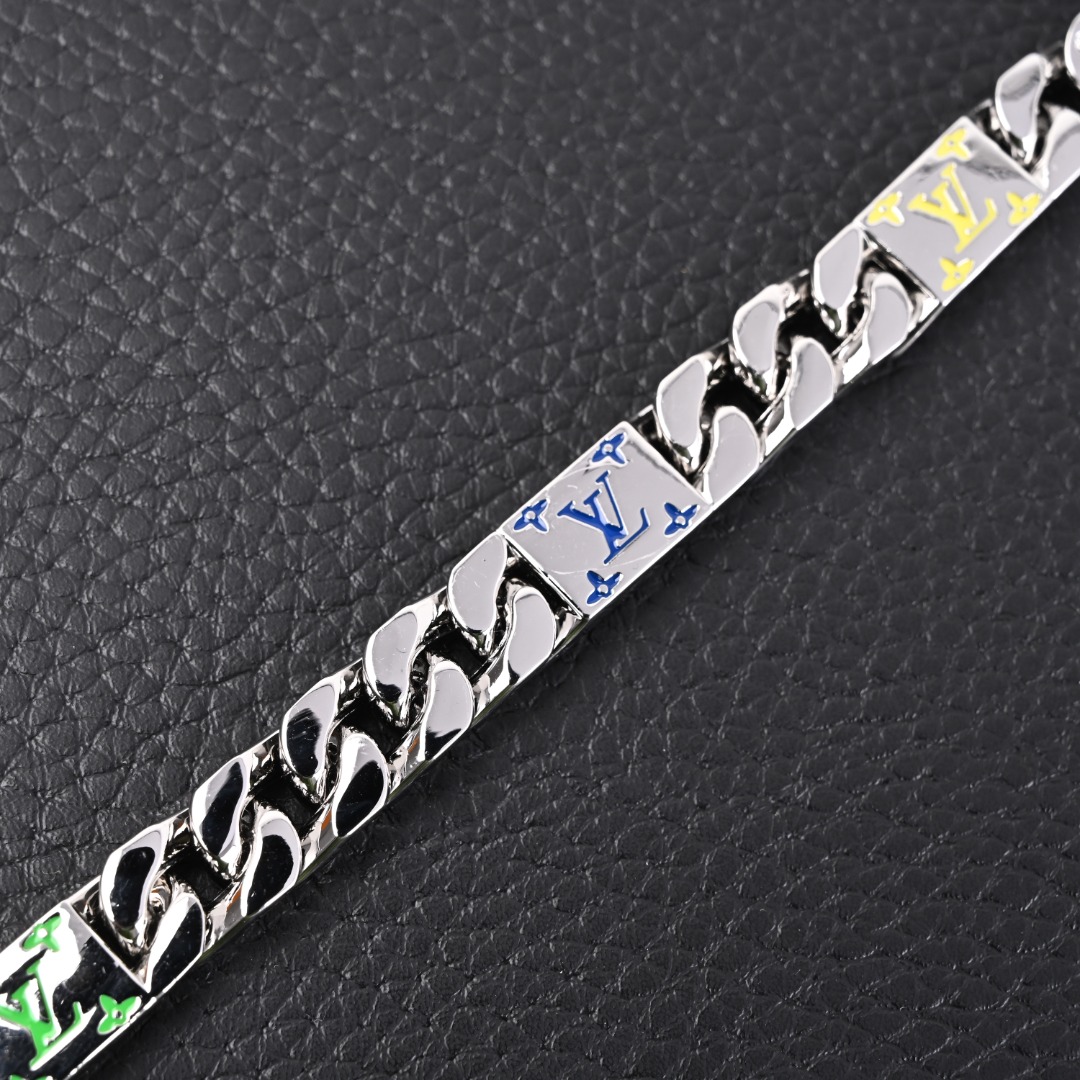 LOUIS VUITTON LV MOSAIC王鹤棣同款 珐琅字母标志金属手链M1409M 官网在售价¥4,950RMB,LV Mosaic 手链融蕴 Tied Up 和 Cuban 链环的硬朗风范，为 LV 字母和 Monogram 铭纹注入珐琅的缤纷活力，与同款戒指和项链搭配相宜，轻松点亮当季成衣造型。珐琅-黄铜-镂刻标识-意大利制造! Size：21cm