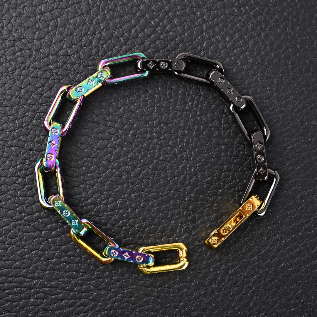 LOUIS VUITTON LV Monogram Colors 古巴链竹节手链 男款绚烂色 在微光浮动中尽享视觉焦点.斑斓金属色彩为超大号方形链条注入现代新意,尽显绚丽的时尚风格,精致镂刻的Monogram图案点缀其上,展现出前卫不失经典的魅力.设计师别具匠心的以环绕锁扣的样式设计,以及龙虾扣的加持,带来便利的佩戴,营造时髦摩登的格调.七彩色调的渲染并加以经典的老花压纹logo的点缀,凸显出轻奢华丽的气息. cm