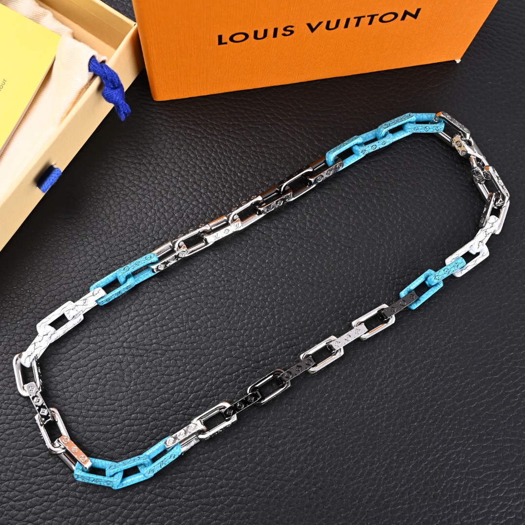 LOUIS VUITTON LV MONOGRAM CHAIN 大理石花纹竹节项链M01293 官网在售价¥8,200RMB,本款 Monogram Chain 项链展现繁复设计和工业美学的融合。粗犷精钢链环渲染摩登色彩,交替呈现雾面和沙砾纹理。每只链环的 Monogram 铭纹再添经典元素。精钢-镂刻标识-意大利制造!配专柜全套包装 Size:52cm
