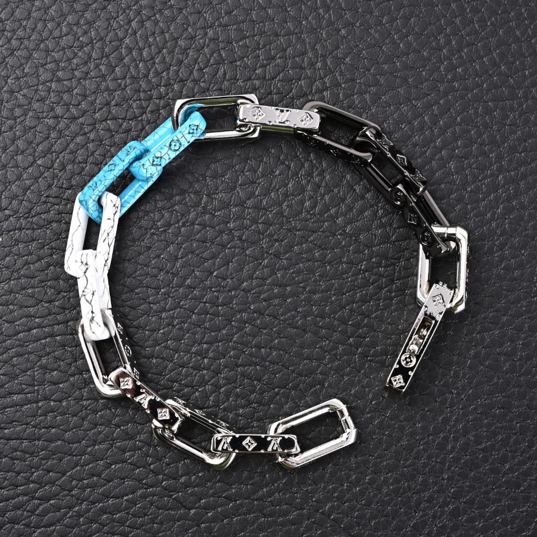 LOUIS VUITTON LV MONOGRAM CHAIN 大理石花纹竹节手链M1042M 官网在售价¥5,200RMB,Monogram Chain 手链展现当季繁复格调和硬朗美学。金属件在色彩和质感的反差中释放工业气息,钯金属、雾面和沙砾效果大理石细致镂刻小号 Monogram 图案。配专柜全套包装 Size:22cm