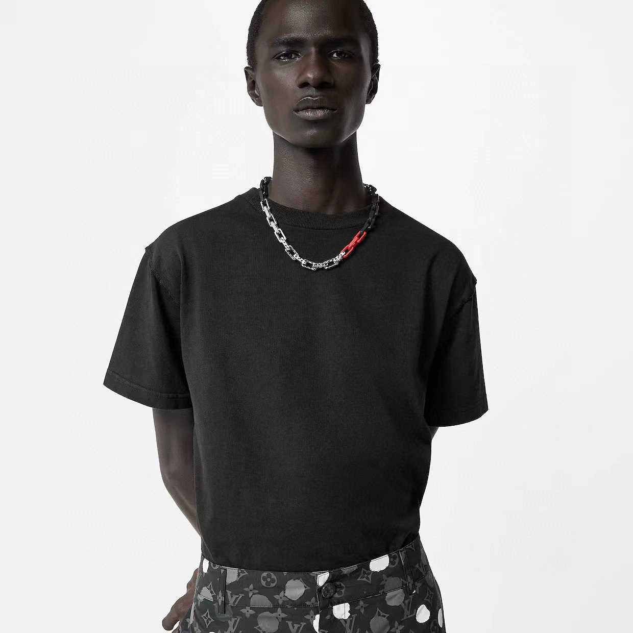 Louis Vuitton  LV 联名限定Chain 黑红拼接项链  上身参考