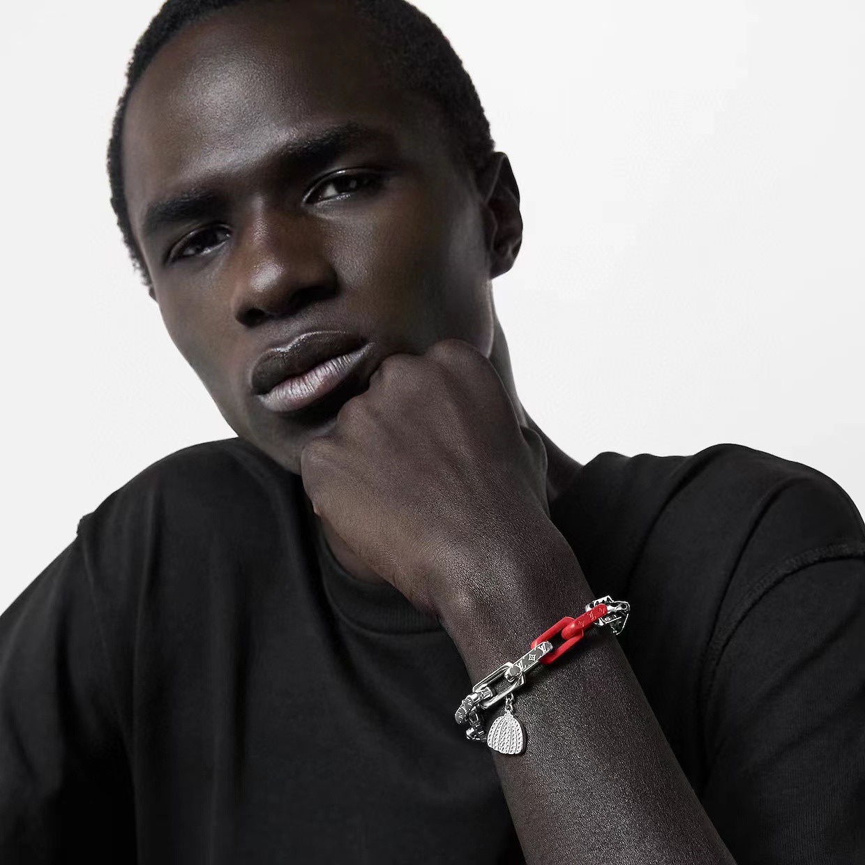 Louis Vuitton  LV 联名限定Chain 黑红拼接手链  上身参考