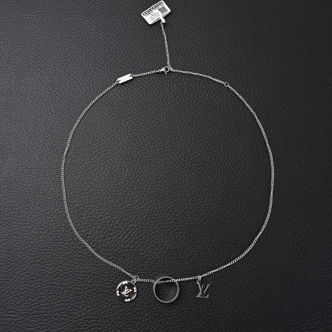 Louis Vuitton monogram charms necklace 原单项链挂饰配戒指 双用 上面的挂坠可以单独佩戴 也可以组合在一起 取下来可以当戒指使用 趣味性十足! cm 可调节