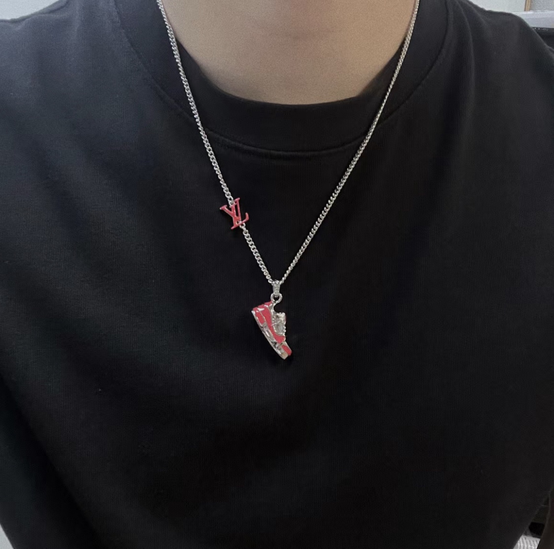 LOUIS VUITTON LV Trainer 鞋子吊坠装饰个性项链M01407  上身参考