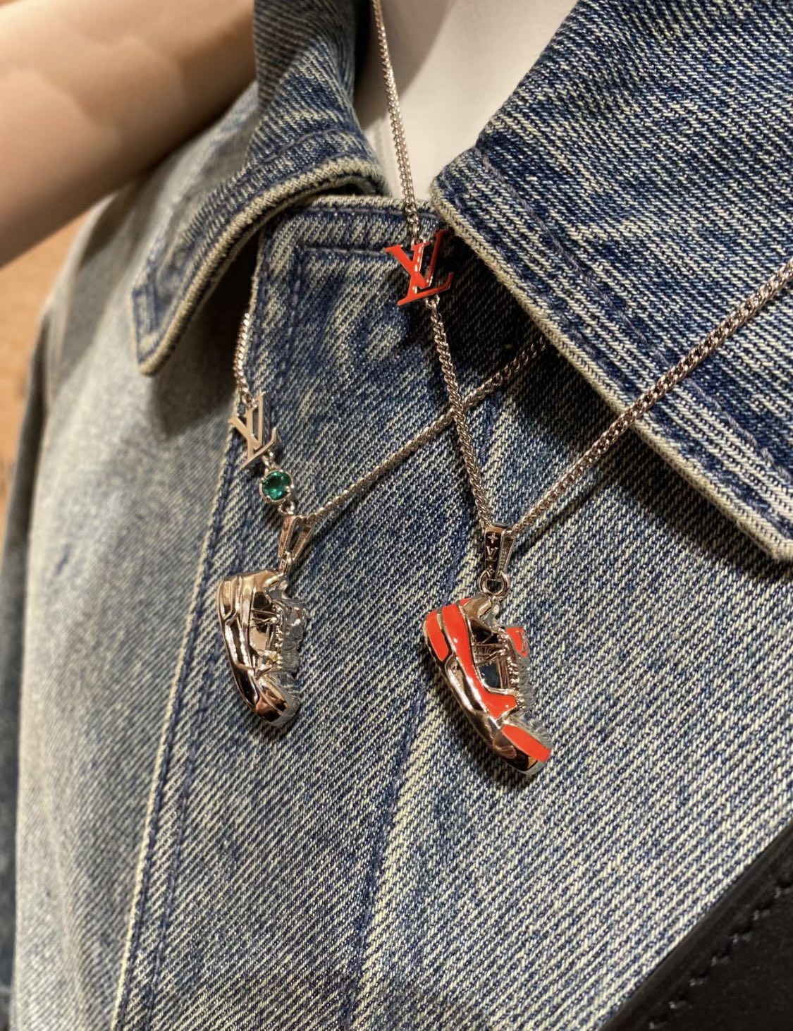 LOUIS VUITTON LV Trainer 鞋子吊坠装饰个性项链M01407  上身参考