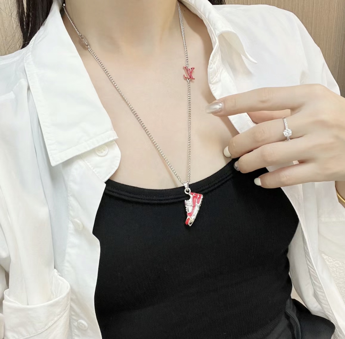 LOUIS VUITTON LV Trainer 鞋子吊坠装饰个性项链M01407  上身参考