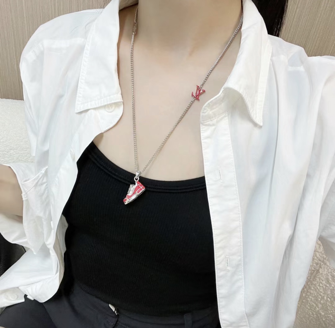 LOUIS VUITTON LV Trainer 鞋子吊坠装饰个性项链M01407  上身参考