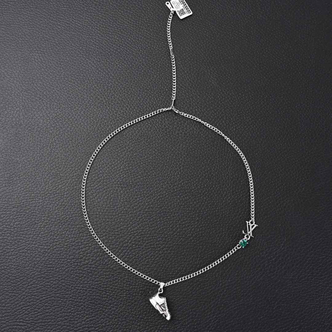 LOUIS VUITTON LV Trainer 鞋子吊坠装饰个性项链M01407
官网在售价¥4,850RMB，LV Trainer 项链为匠心雕琢的 LV Trainer 吊坠复现原版色彩，令休闲造型展露街头风范。LV 标识彰显潮流格调，成就品牌经典运动鞋拥趸的赠礼佳选。金属件珐琅意大利制造！ 
Size：65-58-50