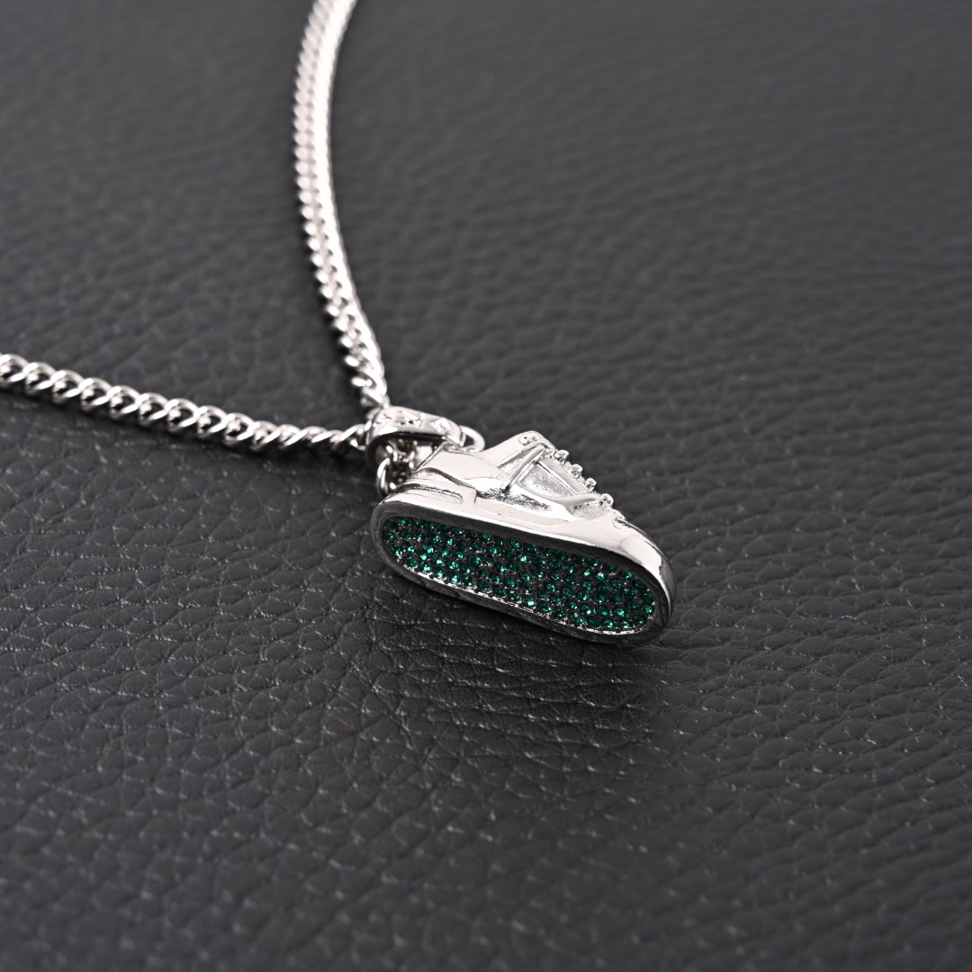 LOUIS VUITTON LV Trainer 鞋子吊坠装饰个性项链M01407
官网在售价¥4,850RMB，LV Trainer 项链为匠心雕琢的 LV Trainer 吊坠复现原版色彩，令休闲造型展露街头风范。LV 标识彰显潮流格调，成就品牌经典运动鞋拥趸的赠礼佳选。金属件珐琅意大利制造！ 
Size：65-58-50