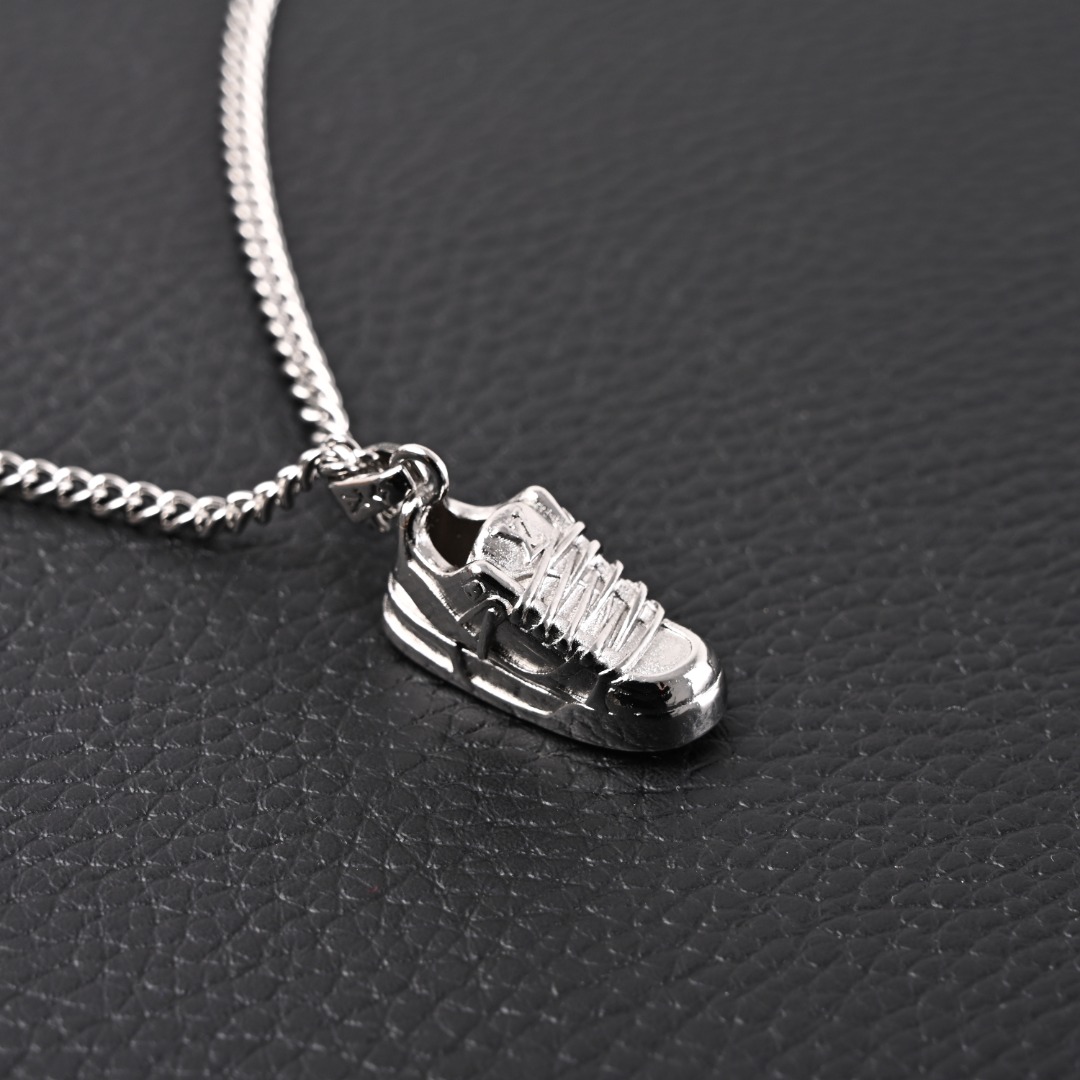 LOUIS VUITTON LV Trainer 鞋子吊坠装饰个性项链M01407
官网在售价¥4,850RMB，LV Trainer 项链为匠心雕琢的 LV Trainer 吊坠复现原版色彩，令休闲造型展露街头风范。LV 标识彰显潮流格调，成就品牌经典运动鞋拥趸的赠礼佳选。金属件珐琅意大利制造！ 
Size：65-58-50