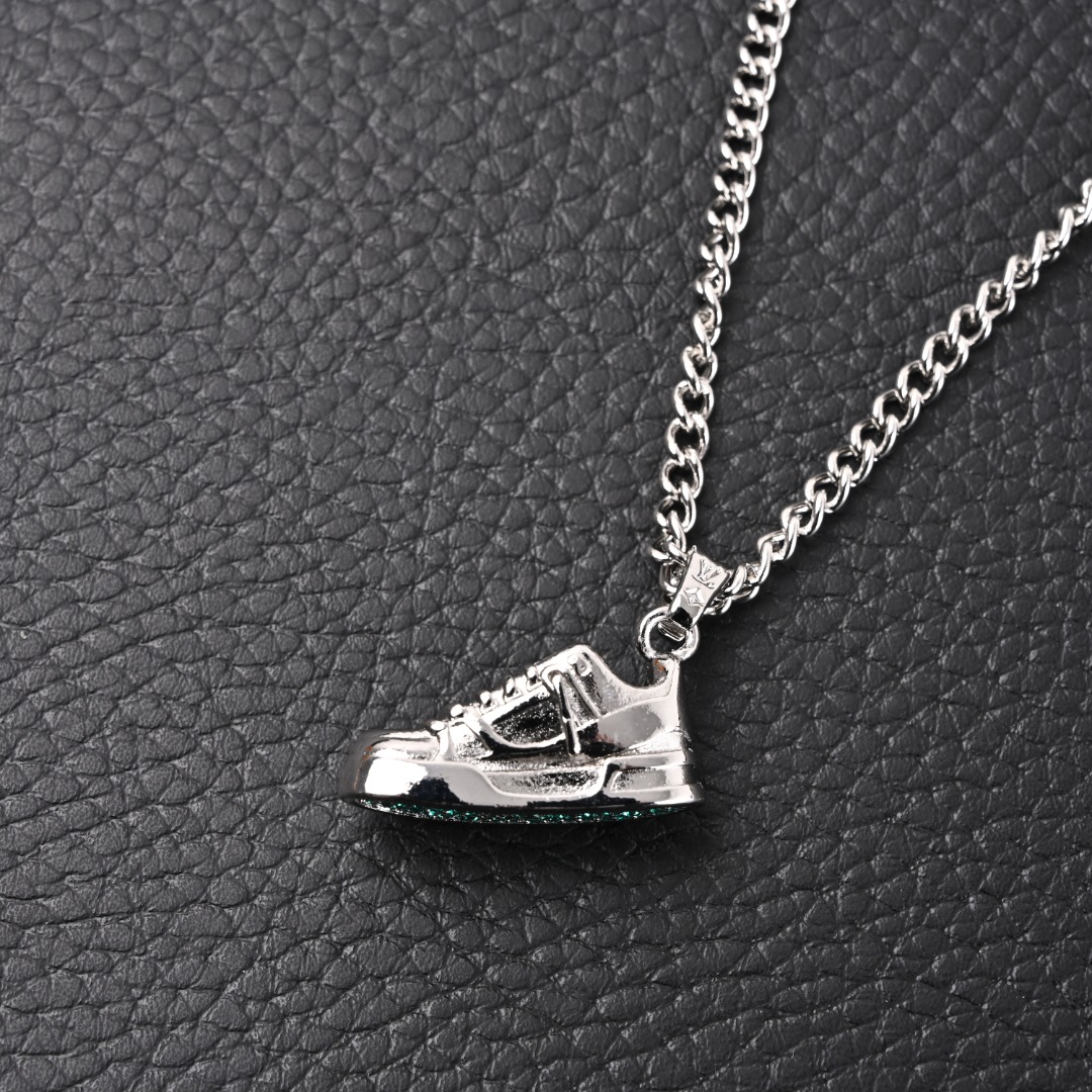 LOUIS VUITTON LV Trainer 鞋子吊坠装饰个性项链M01407
官网在售价¥4,850RMB，LV Trainer 项链为匠心雕琢的 LV Trainer 吊坠复现原版色彩，令休闲造型展露街头风范。LV 标识彰显潮流格调，成就品牌经典运动鞋拥趸的赠礼佳选。金属件珐琅意大利制造！ 
Size：65-58-50