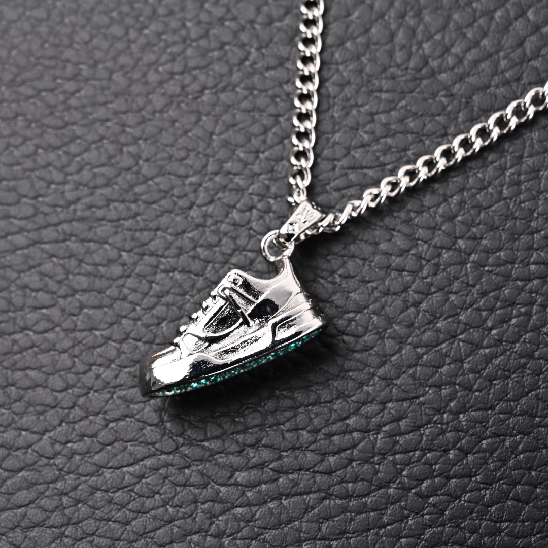 LOUIS VUITTON LV Trainer 鞋子吊坠装饰个性项链M01407 官网在售价 LV Trainer 项链为匠心雕琢的 LV Trainer 吊坠复现原版色彩,令休闲造型展露街头风范.LV 标识彰显潮流格调,成就品牌经典运动鞋拥趸的赠礼佳选.金属件珐琅意大利制造! V项链