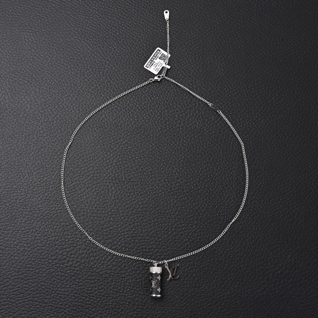 Louis Vutton LV 香水瓶黑花项链 Monogram 图案,镶缀在 Monogram Strass 项链的银色吊坠之上,轻轻悬挂于纤长灵活的链条,以俊朗气质汇聚视觉焦点.简约设计内含隔层,爱的讯息即可藏匿其中. LV项链