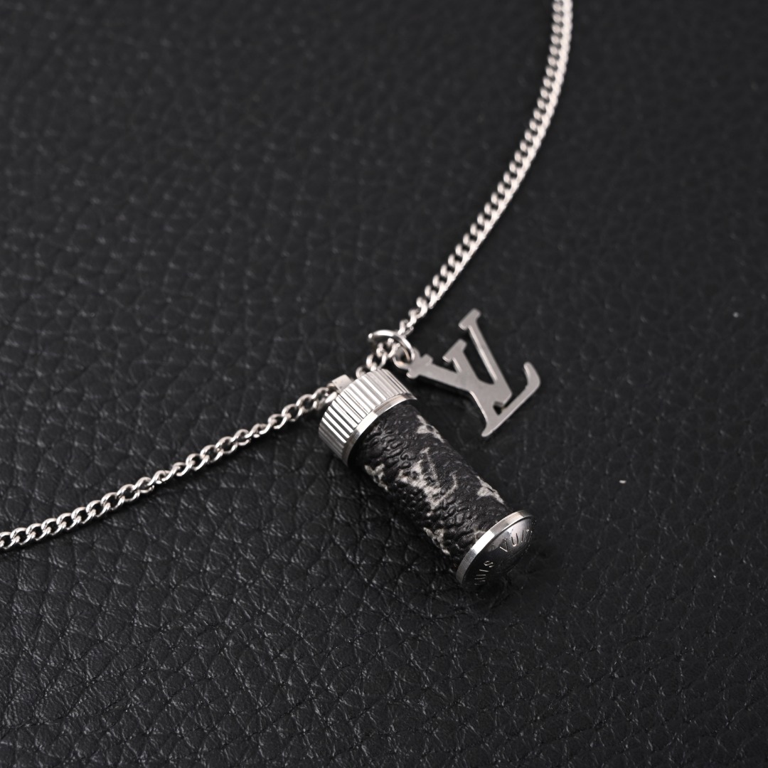 Louis Vutton LV 香水瓶黑花项链 Monogram 图案,镶缀在 Monogram Strass 项链的银色吊坠之上,轻轻悬挂于纤长灵活的链条,以俊朗气质汇聚视觉焦点.简约设计内含隔层,爱的讯息即可藏匿其中. LV项链