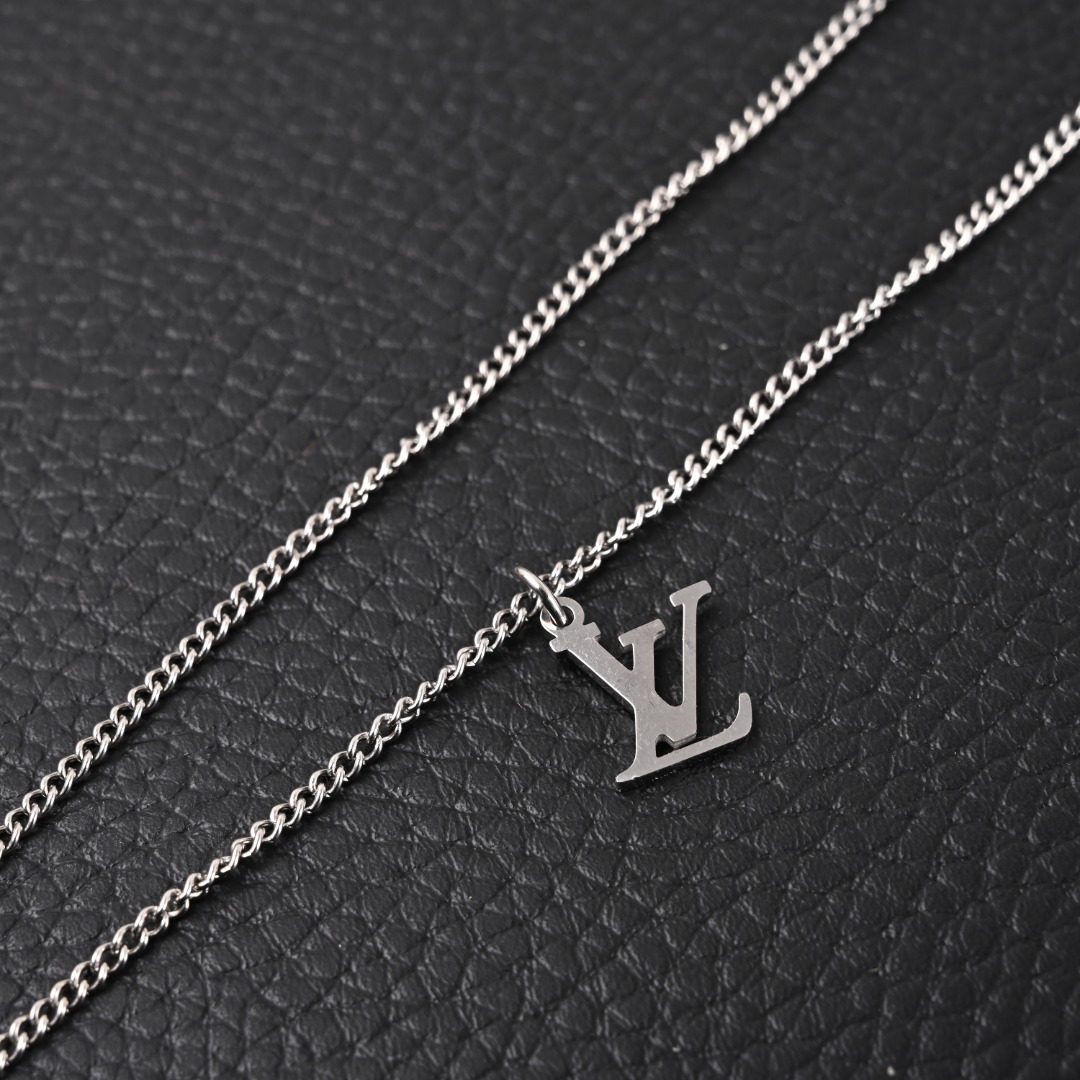 Louis Vutton LV 香水瓶黑花项链 Monogram 图案,镶缀在 Monogram Strass 项链的银色吊坠之上,轻轻悬挂于纤长灵活的链条,以俊朗气质汇聚视觉焦点.简约设计内含隔层,爱的讯息即可藏匿其中. LV项链