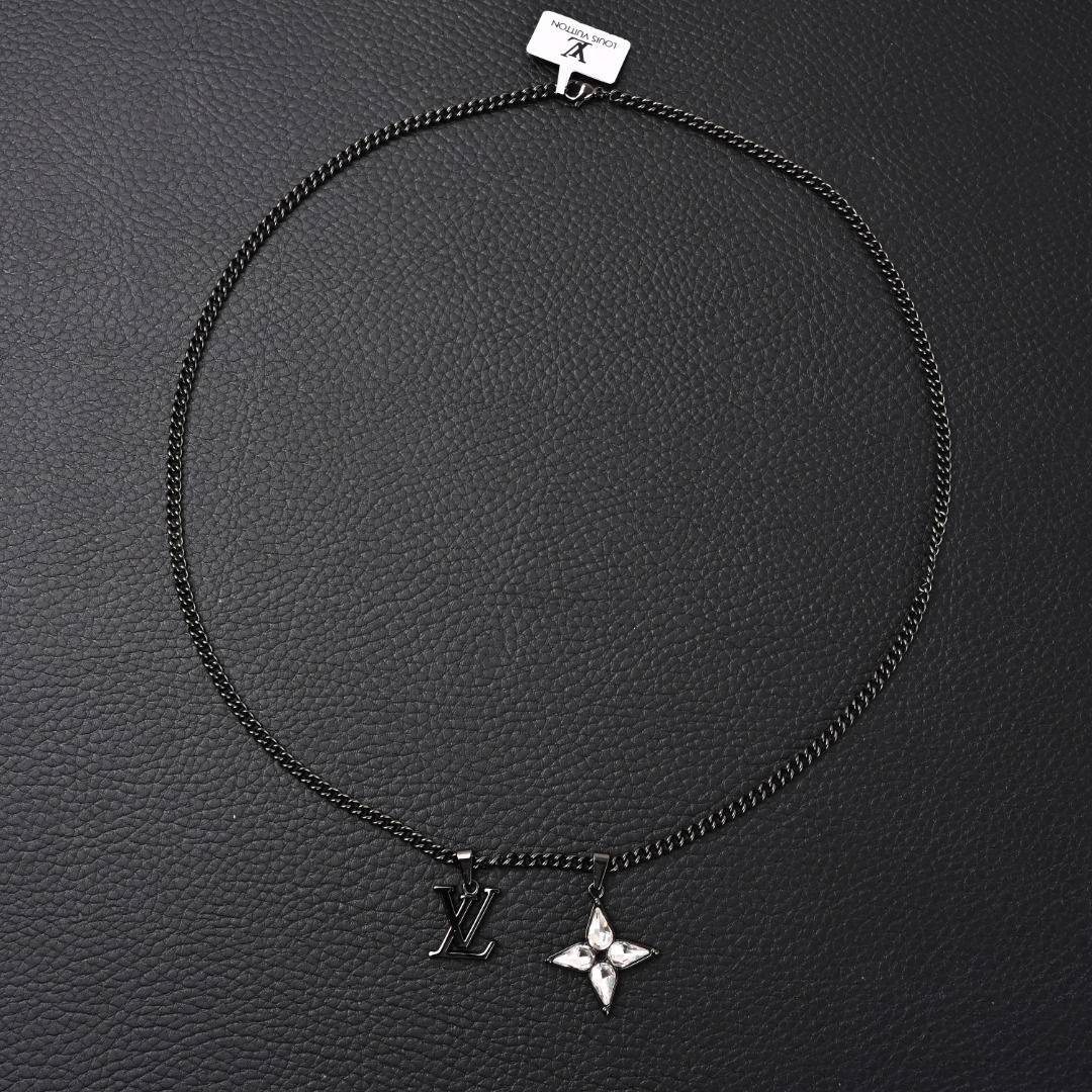 Louis Vuitton LV 花卉钻石logo项链 LV新出的这款超级高级的项链,黑银链条配上花卉logo,潮男必备.