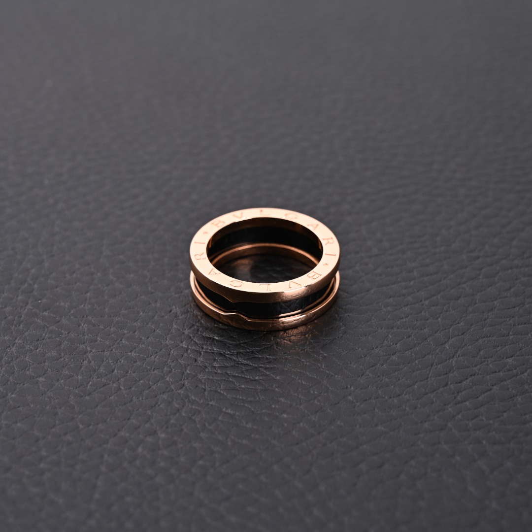 BVLGARI宝格丽 慈善小红人陶瓷戒指 戒指侧壁专柜原版logo,独有的小红人标志,每一个都有防伪钢印及防伪编码!字印清晰! Size:8-10美码