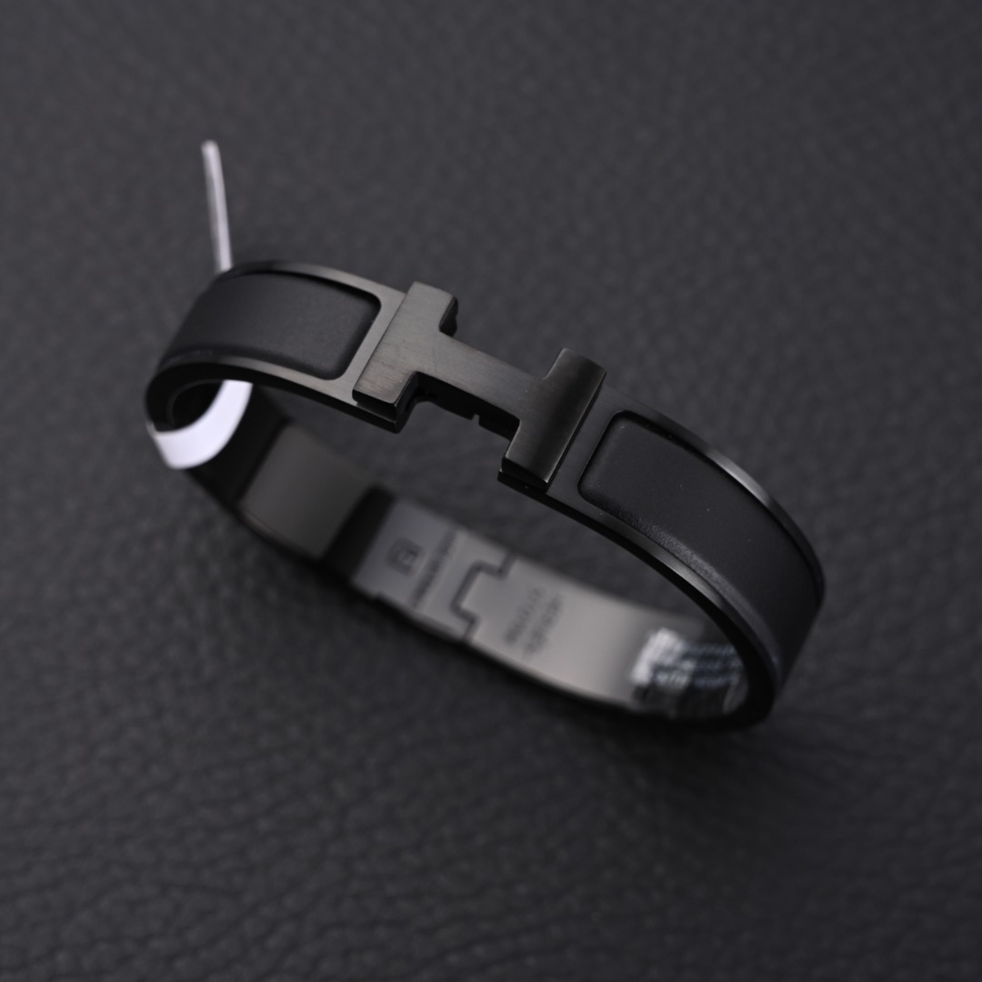 Hermes爱马仕 珐琅手镯 #客供订单 区别市面版本, 拉丝工艺,珐琅与金属完美结合,全套正品专柜礼盒包装 #退换包装损坏扣20元。